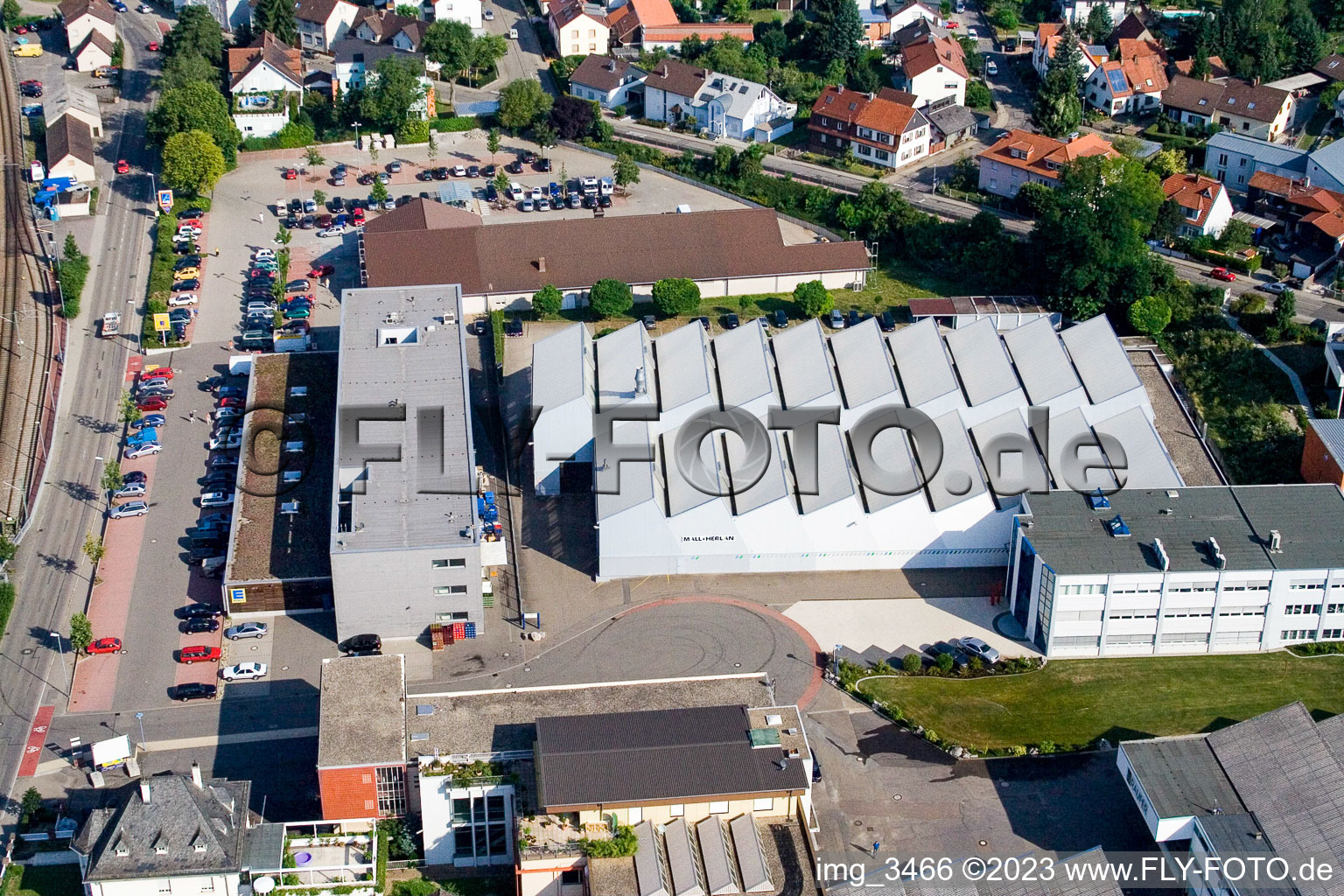 Vue aérienne de Centre commercial+Herlan à le quartier Berghausen in Pfinztal dans le département Bade-Wurtemberg, Allemagne
