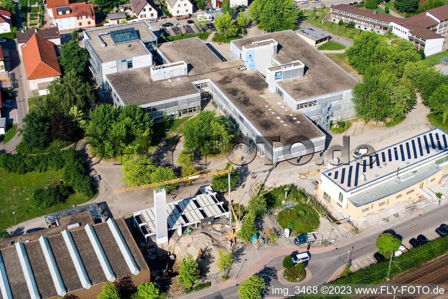 Ludwig-Marum-Gymnasium Pfinztal à le quartier Berghausen in Pfinztal dans le département Bade-Wurtemberg, Allemagne vu d'un drone