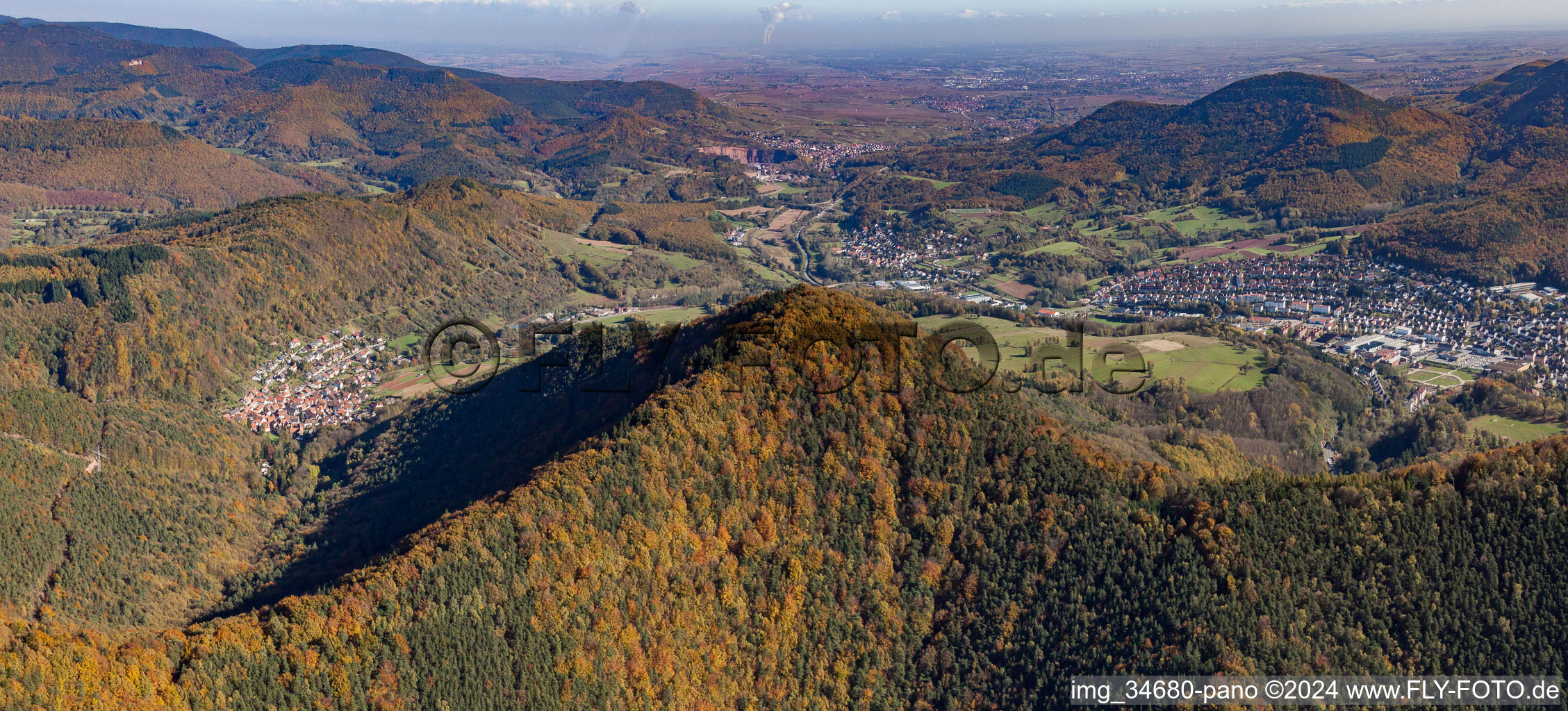 Vue aérienne de Panorama du Palatinat à Annweiler am Trifels dans le département Rhénanie-Palatinat, Allemagne