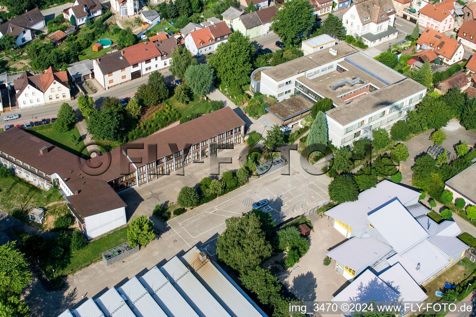 Vue aérienne de École primaire à le quartier Berghausen in Pfinztal dans le département Bade-Wurtemberg, Allemagne