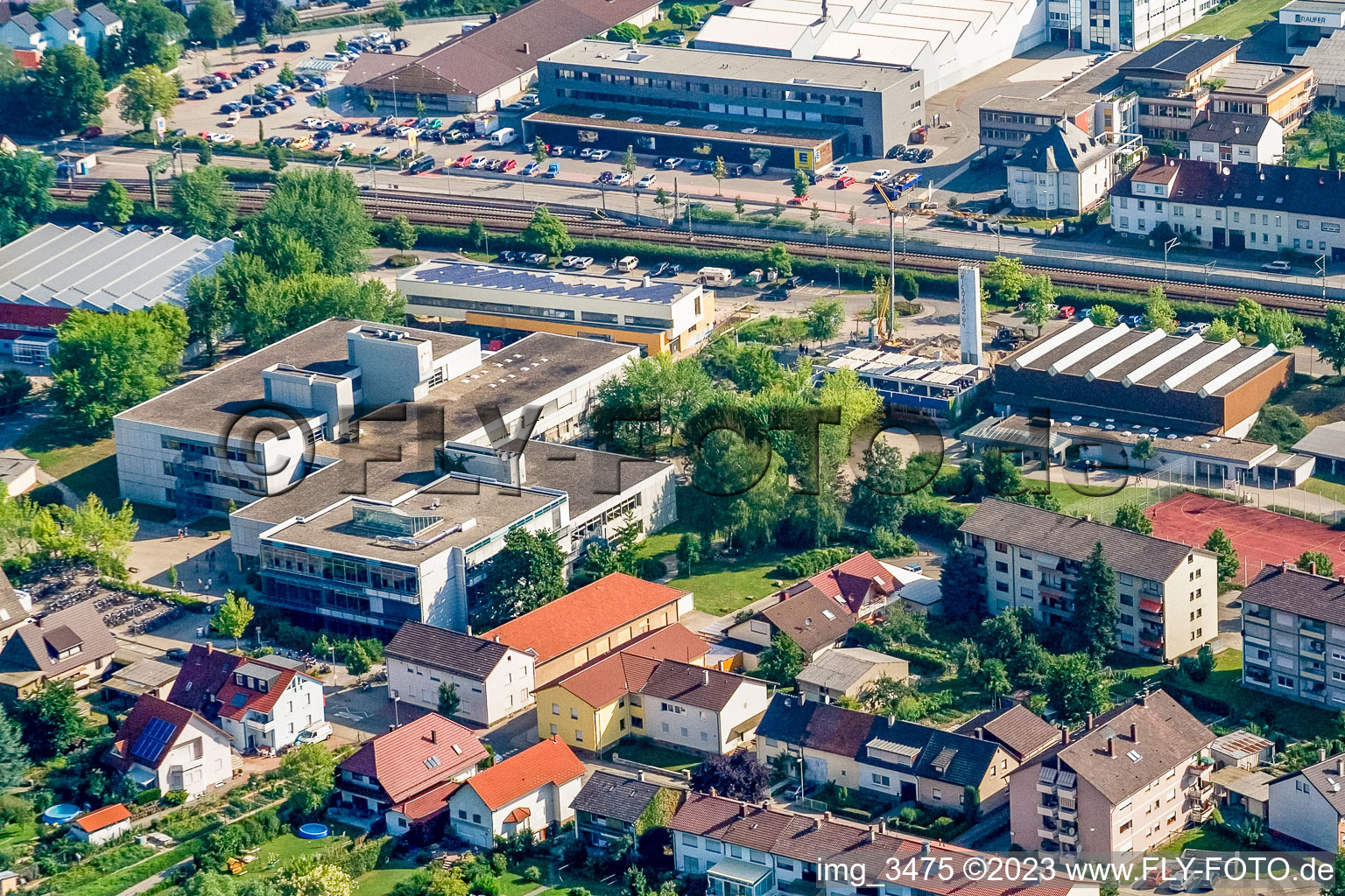 Vue aérienne de Bibliothèque communautaire à le quartier Berghausen in Pfinztal dans le département Bade-Wurtemberg, Allemagne