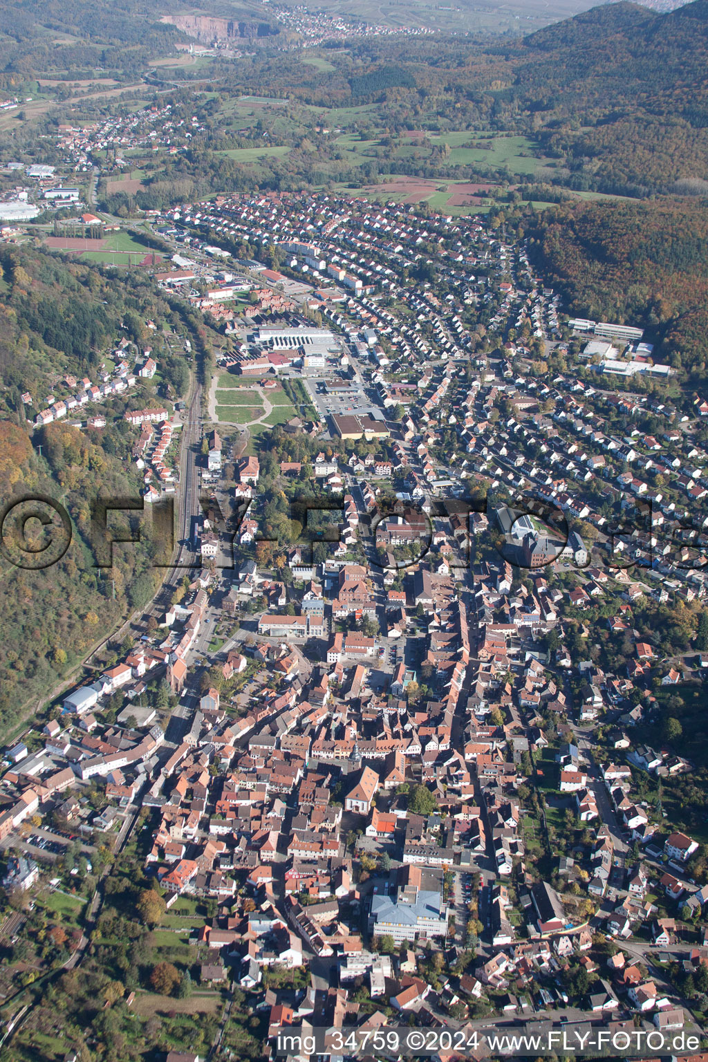 Annweiler am Trifels dans le département Rhénanie-Palatinat, Allemagne du point de vue du drone