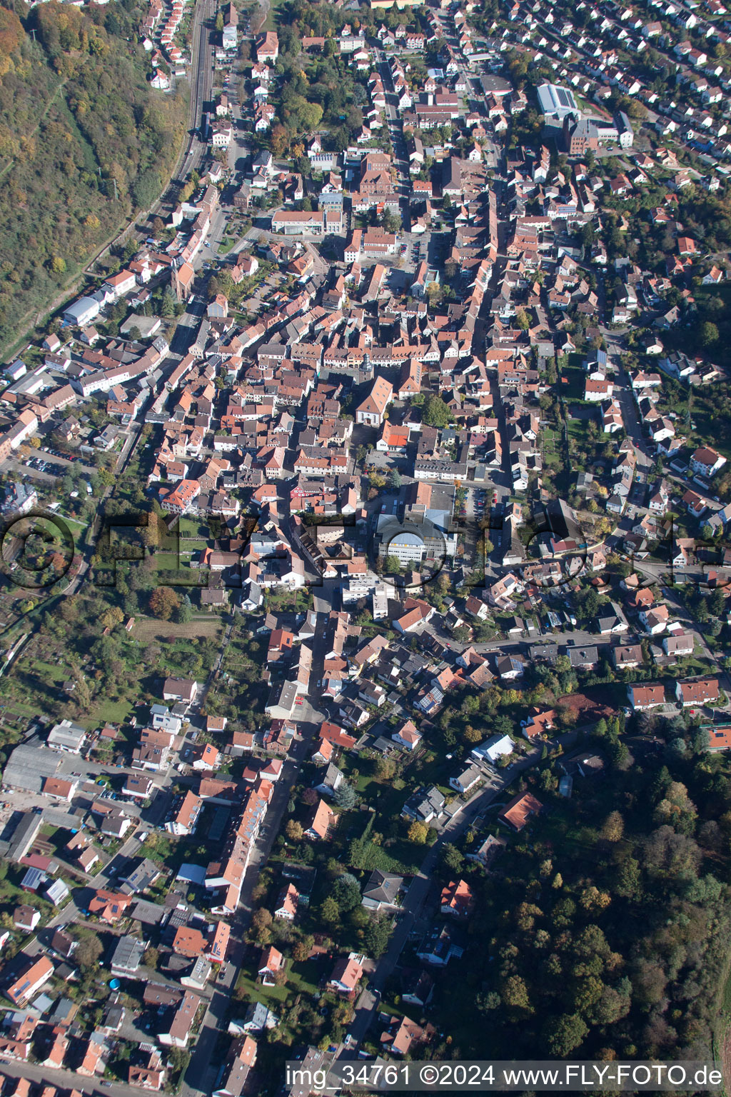 Annweiler am Trifels dans le département Rhénanie-Palatinat, Allemagne vu d'un drone