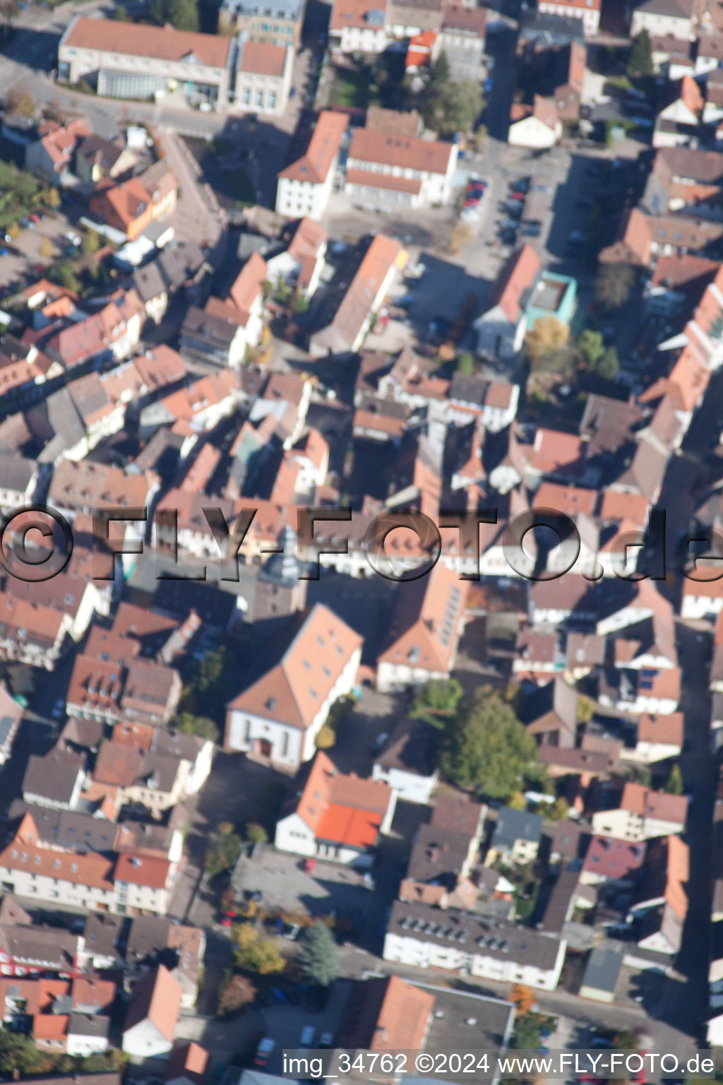 Vue des rues et des maisons des quartiers résidentiels à Annweiler am Trifels dans le département Rhénanie-Palatinat, Allemagne d'en haut