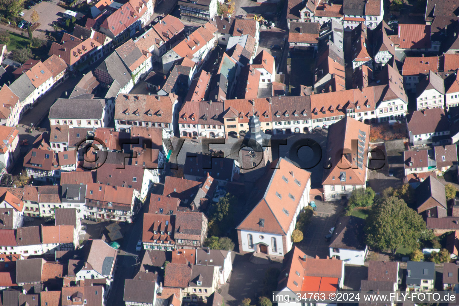 Vue aérienne de Église de la ville à Annweiler am Trifels dans le département Rhénanie-Palatinat, Allemagne