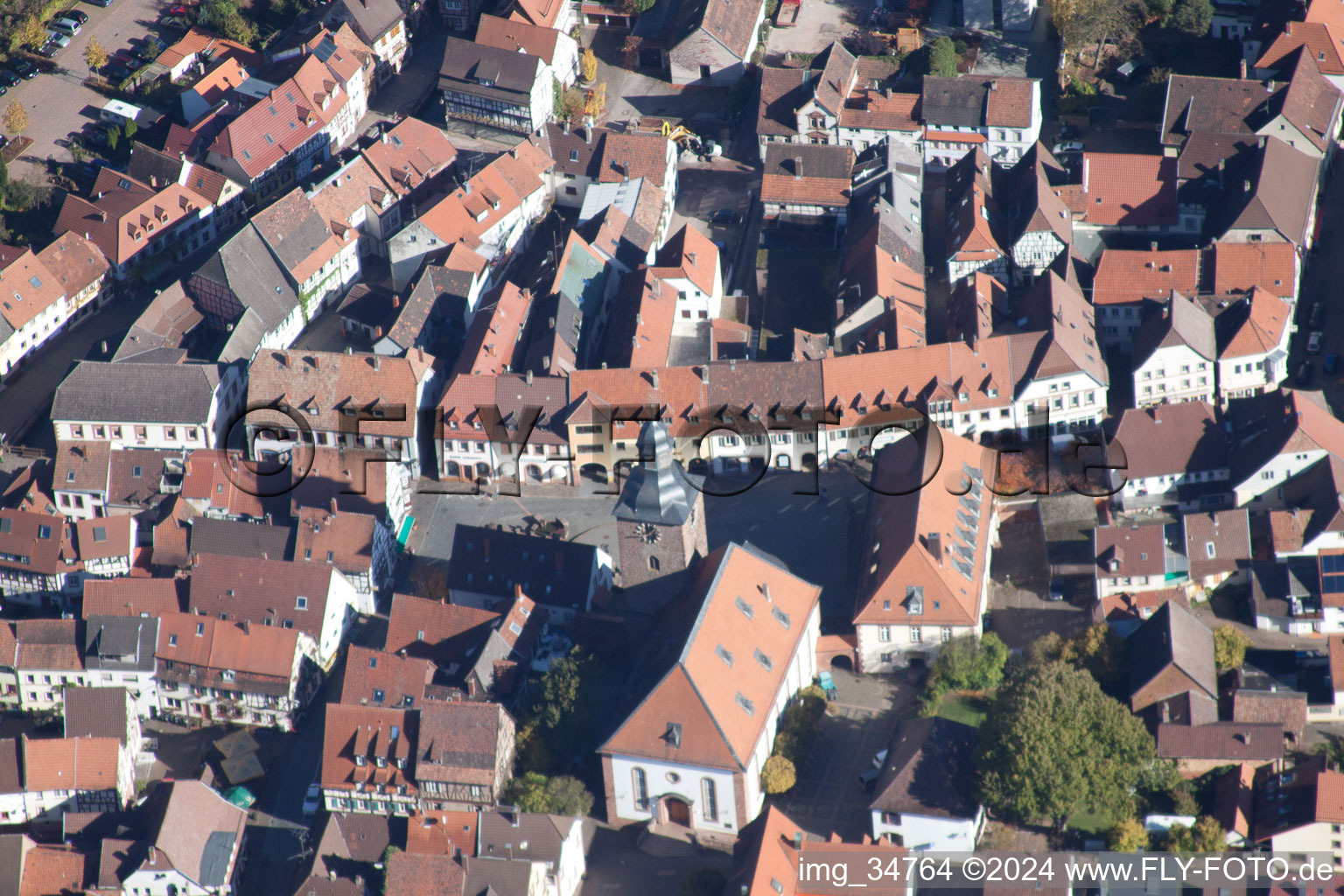 Vue aérienne de Église de la ville à Annweiler am Trifels dans le département Rhénanie-Palatinat, Allemagne