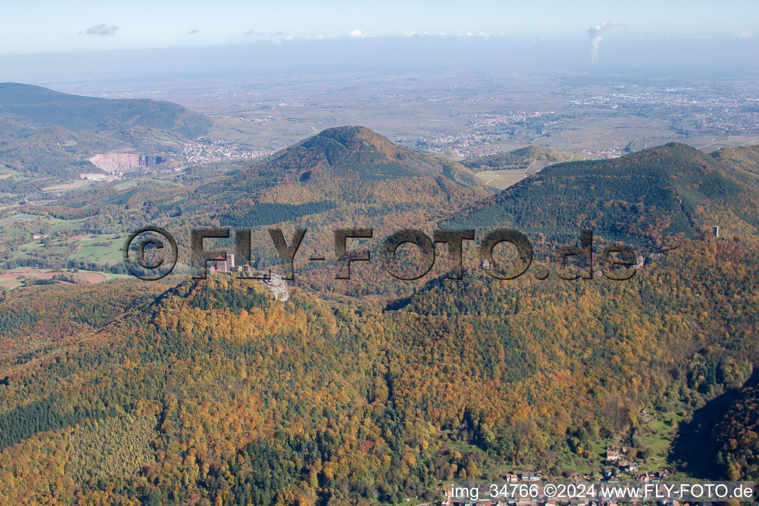 Vue aérienne de Les 4 châteaux Trifels, Anebos, Jungturm et Münz à Leinsweiler dans le département Rhénanie-Palatinat, Allemagne