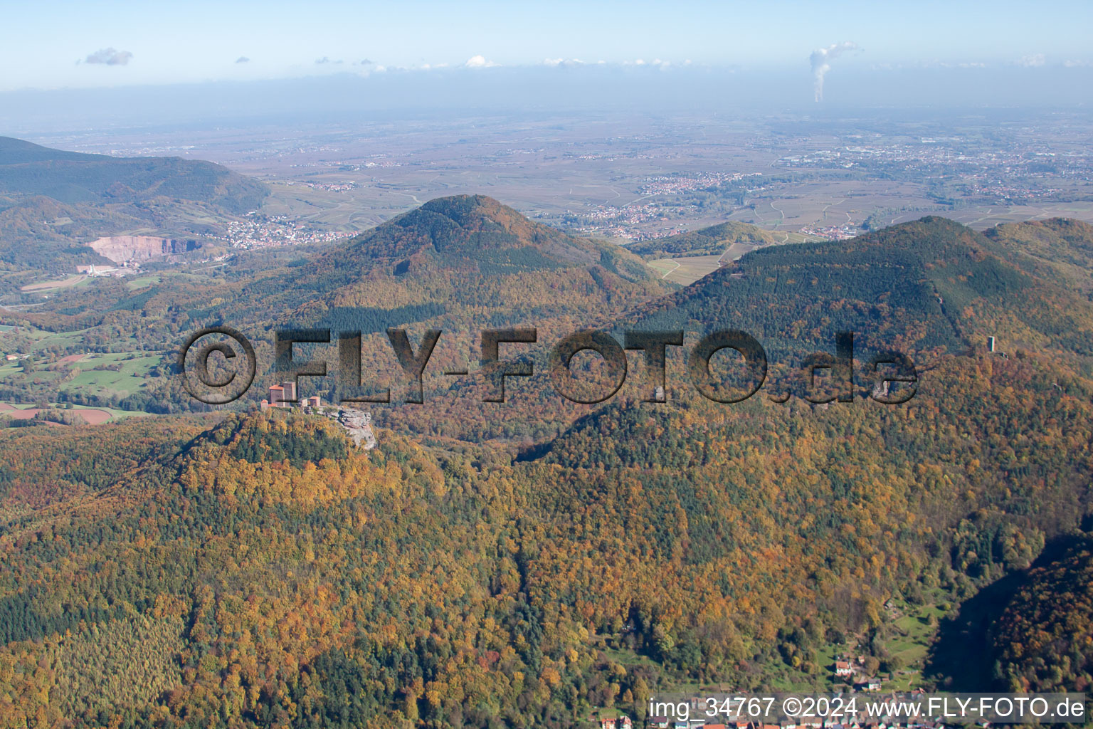 Photographie aérienne de Les 4 châteaux Trifels, Anebos, Jungturm et Münz à Leinsweiler dans le département Rhénanie-Palatinat, Allemagne