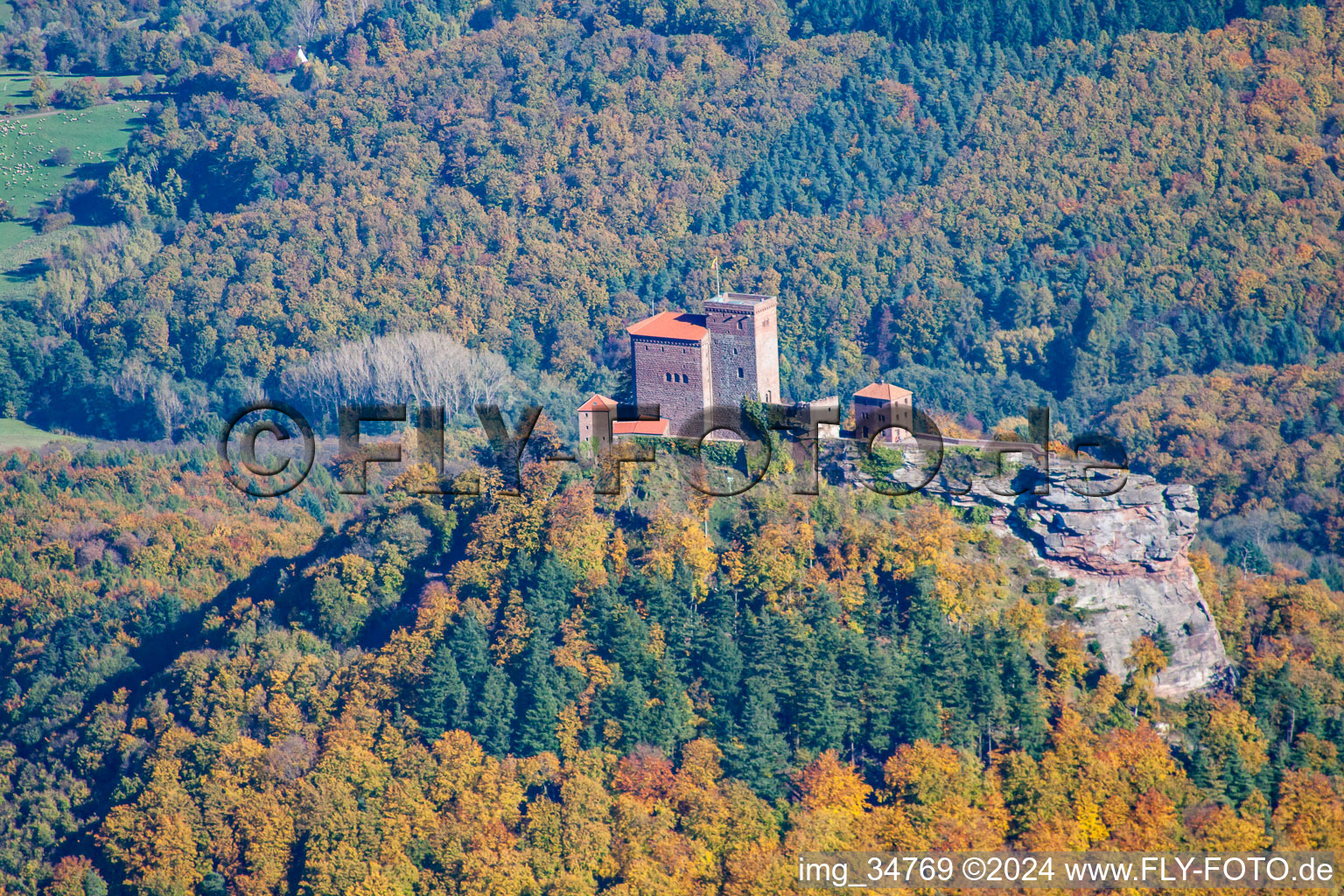 Château de Trifels à le quartier Bindersbach in Annweiler am Trifels dans le département Rhénanie-Palatinat, Allemagne depuis l'avion