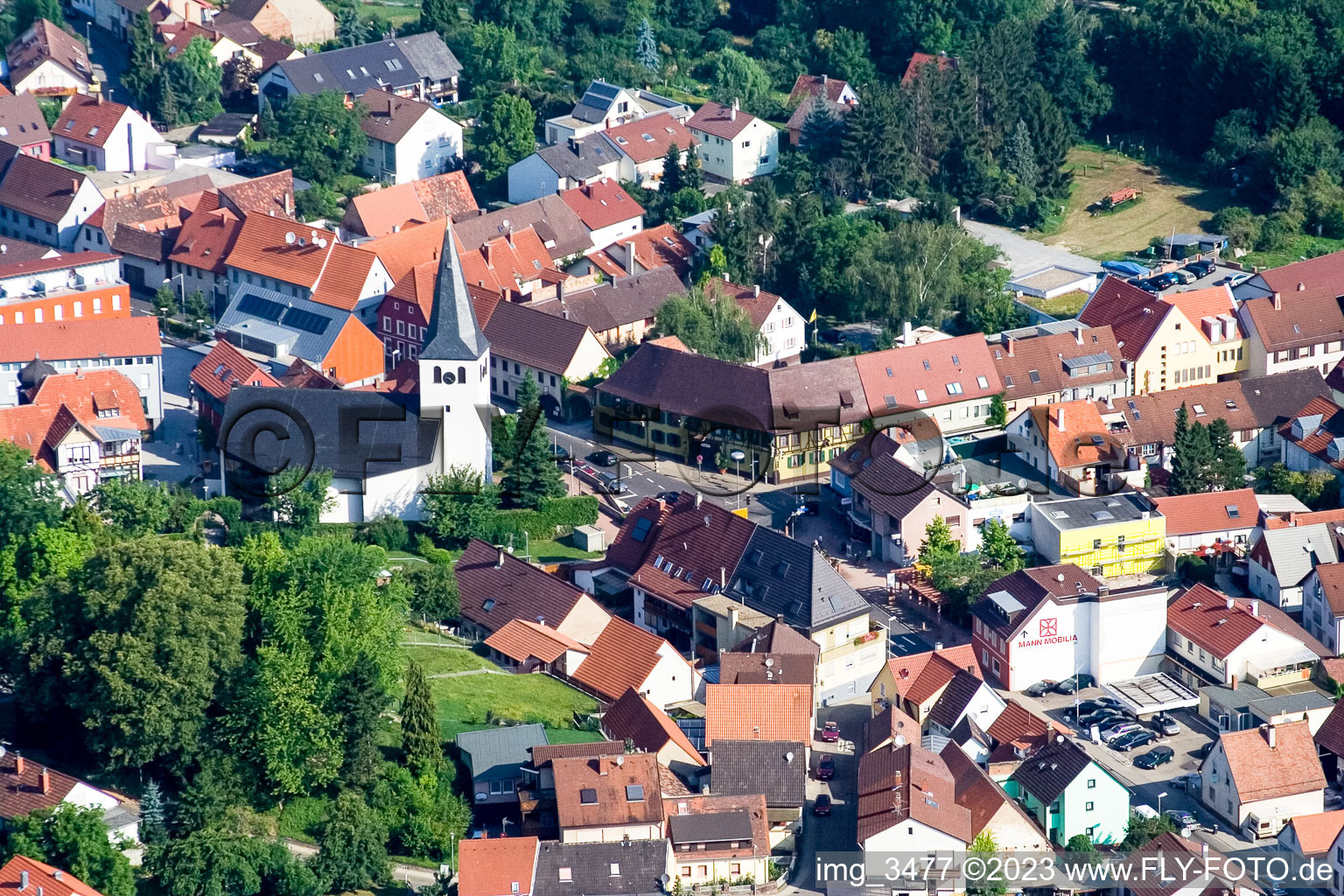 Vue aérienne de L'église Saint-Martin à le quartier Berghausen in Pfinztal dans le département Bade-Wurtemberg, Allemagne
