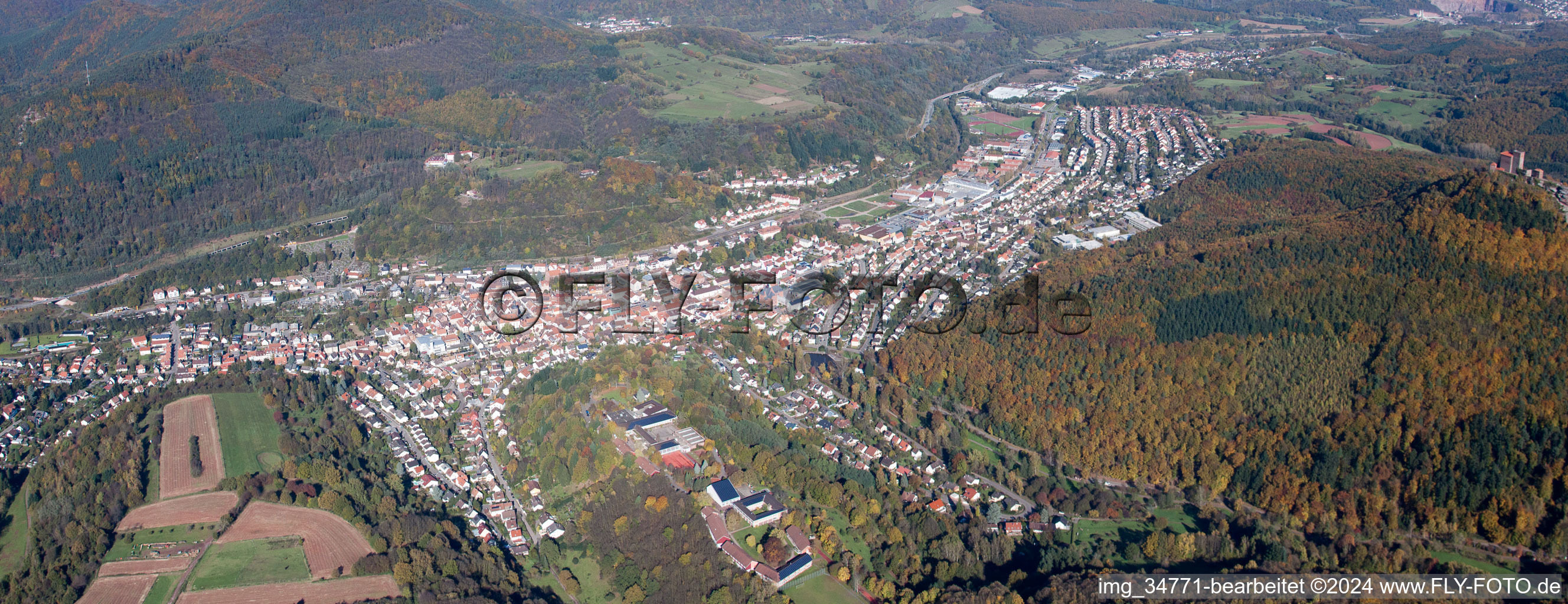 Vue aérienne de Vue sur la ville depuis le centre-ville à Annweiler am Trifels dans le département Rhénanie-Palatinat, Allemagne