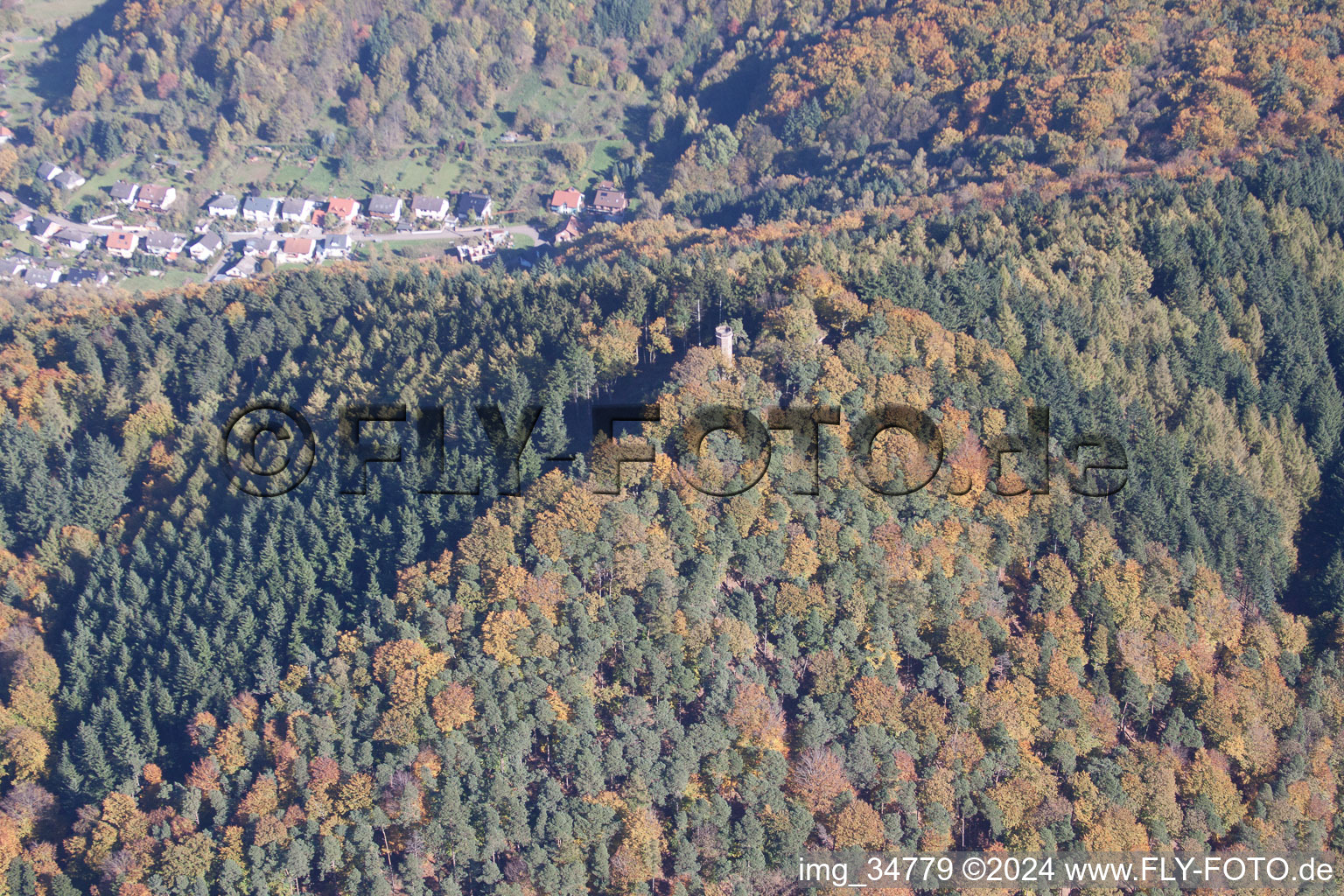 Vue oblique de Tour Rehberg à Waldrohrbach dans le département Rhénanie-Palatinat, Allemagne