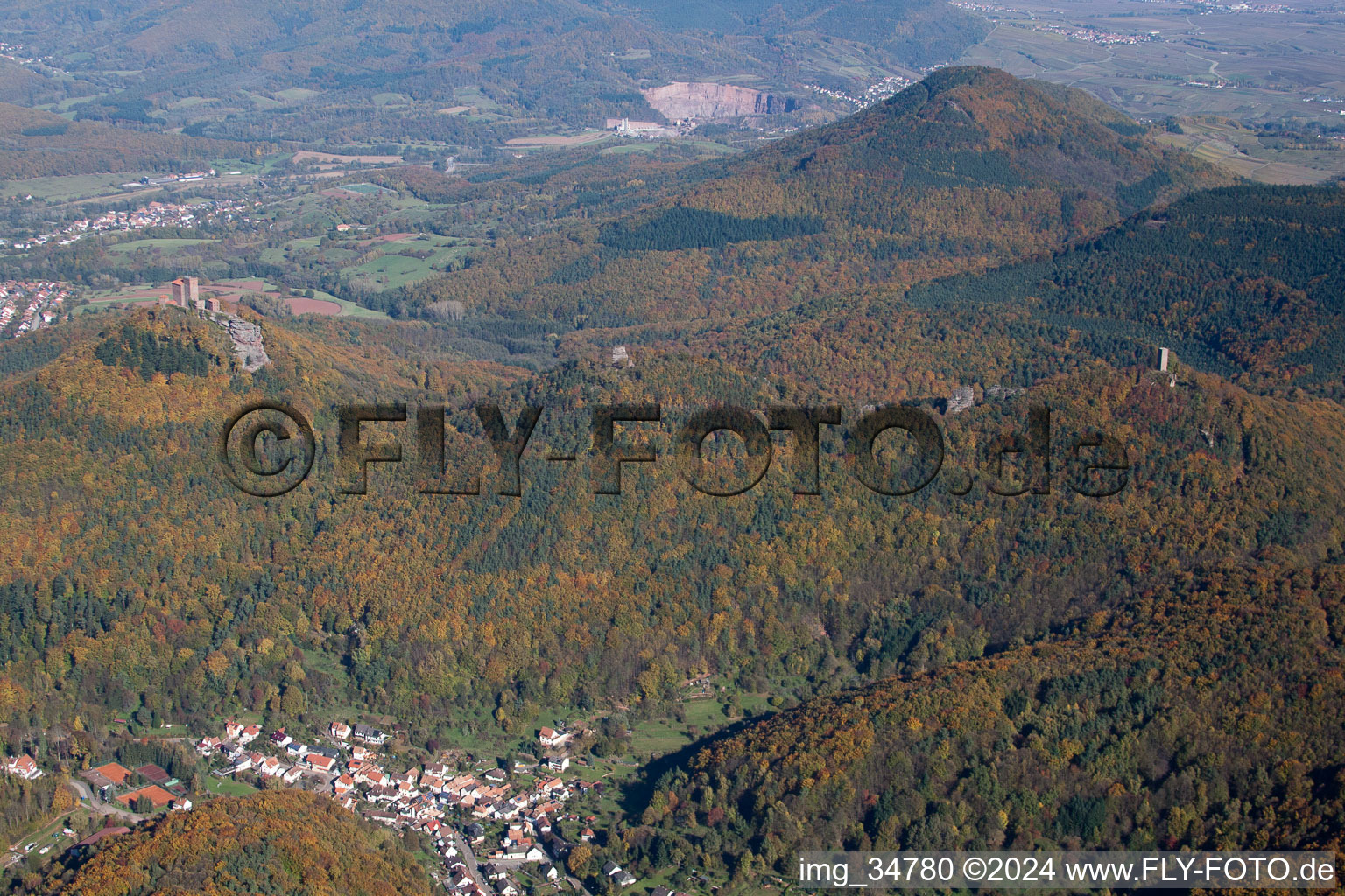 Vue aérienne de Les 3 châteaux à le quartier Bindersbach in Annweiler am Trifels dans le département Rhénanie-Palatinat, Allemagne