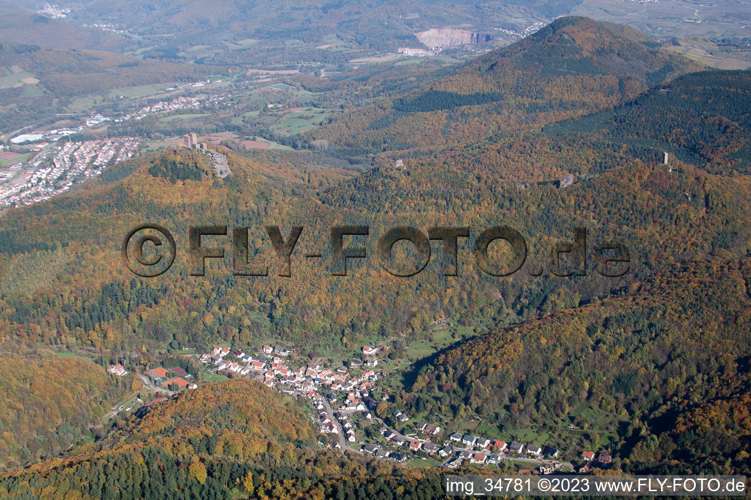 Vue aérienne de Les 3 châteaux à le quartier Bindersbach in Annweiler am Trifels dans le département Rhénanie-Palatinat, Allemagne