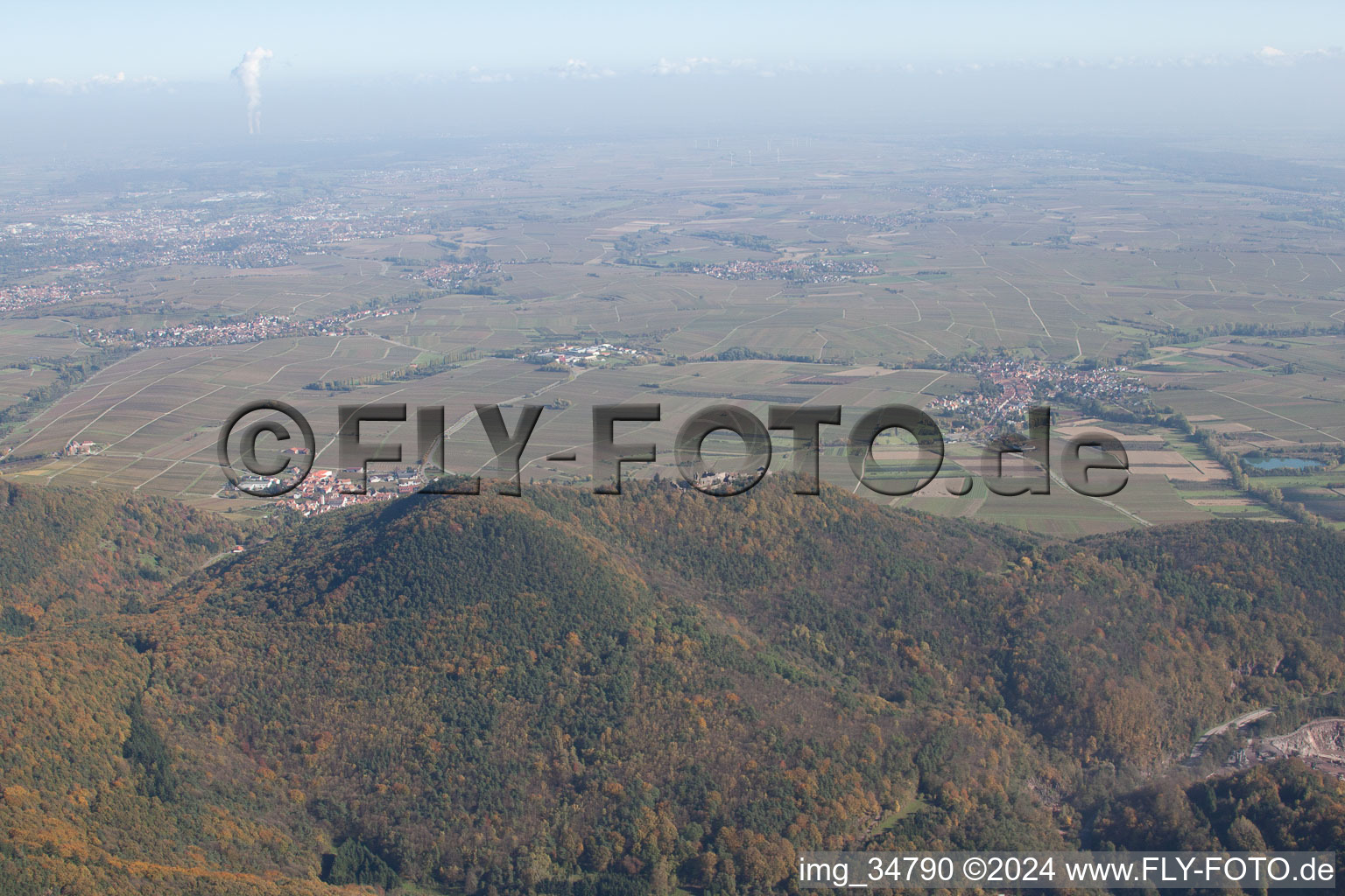 Vue aérienne de Panorama Haardt derrière le Madenburg à Waldhambach dans le département Rhénanie-Palatinat, Allemagne