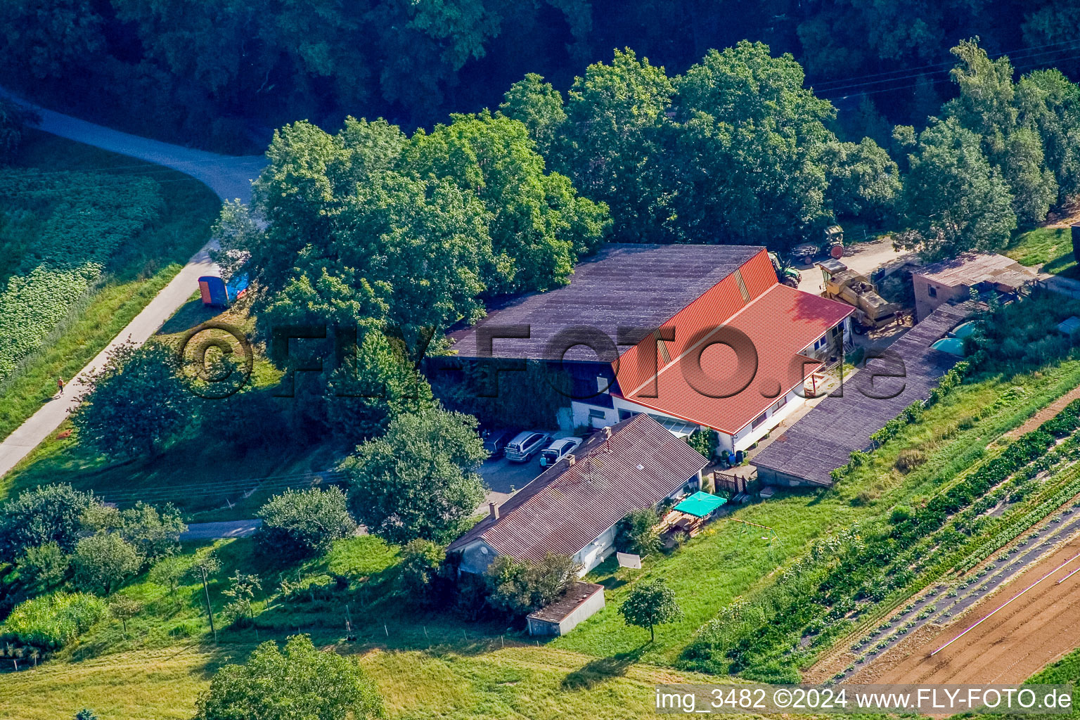 Vue aérienne de Ferme Bioland Petrik à le quartier Berghausen in Pfinztal dans le département Bade-Wurtemberg, Allemagne