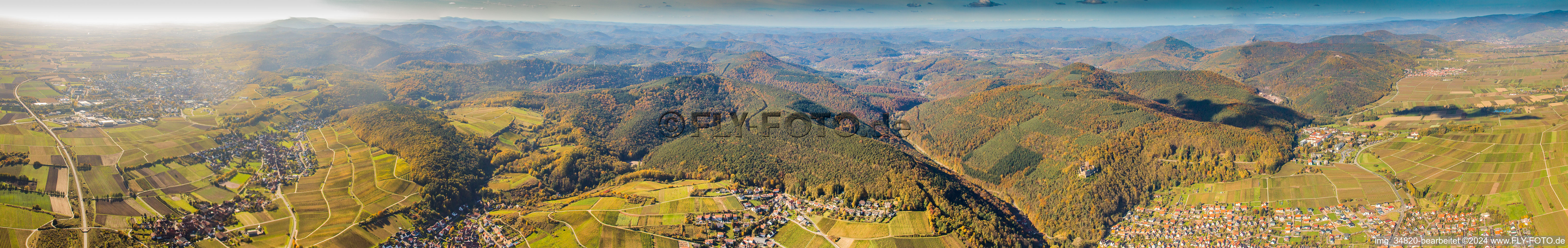 Vue aérienne de Panorama - perspective du paysage forestier et montagneux du parc naturel de la forêt Palatine à Klingenmünster dans le département Rhénanie-Palatinat, Allemagne