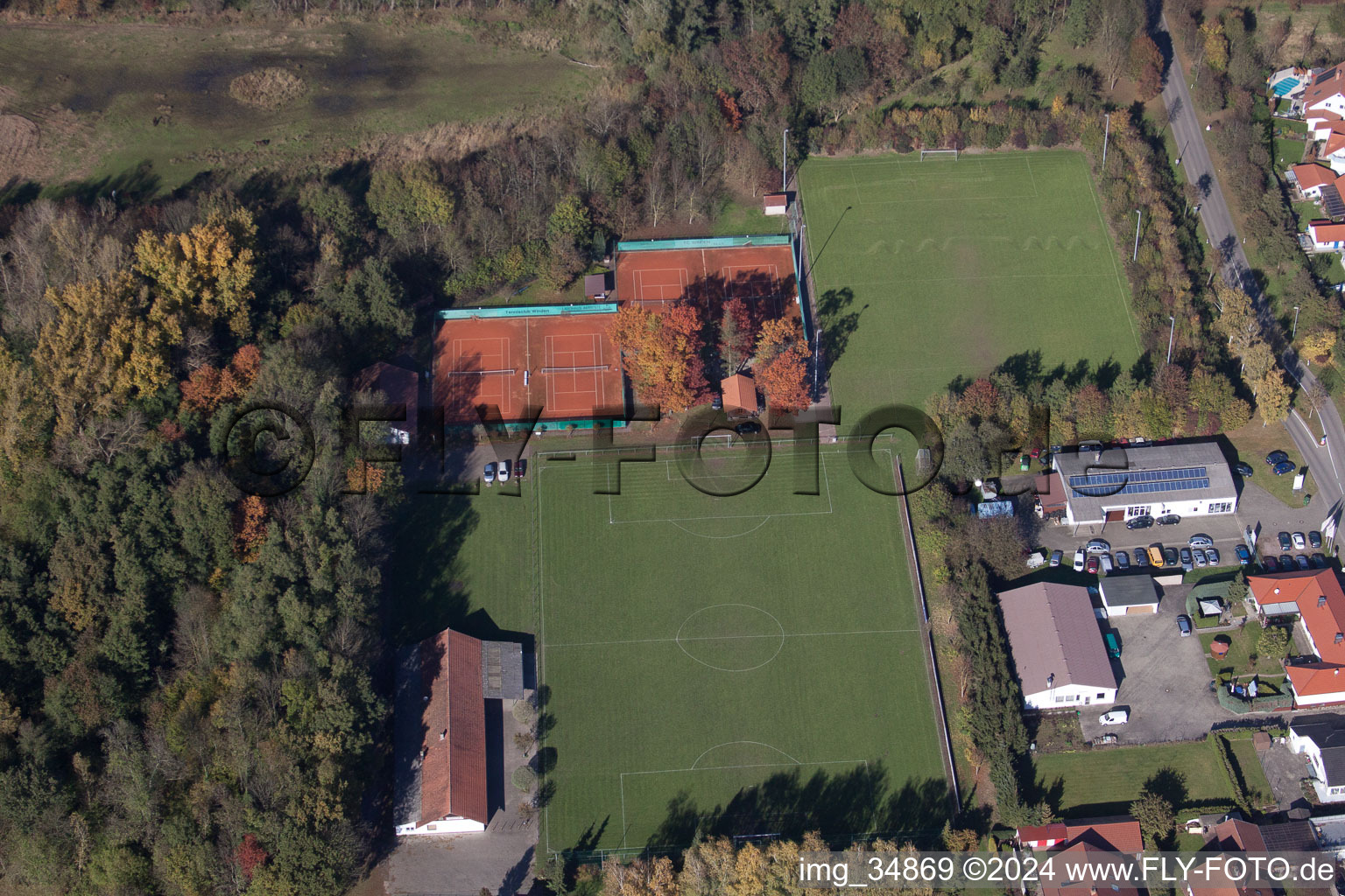 Vue aérienne de Terrains de sport à Winden dans le département Rhénanie-Palatinat, Allemagne