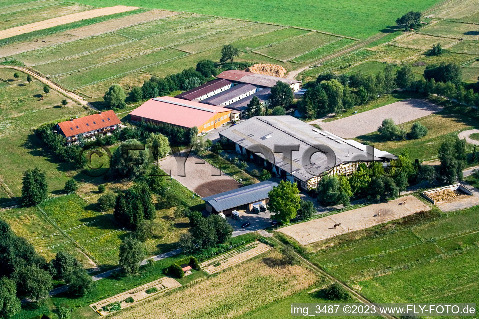 Vue aérienne de Kutzi Pics centre équestre à le quartier Wöschbach in Pfinztal dans le département Bade-Wurtemberg, Allemagne