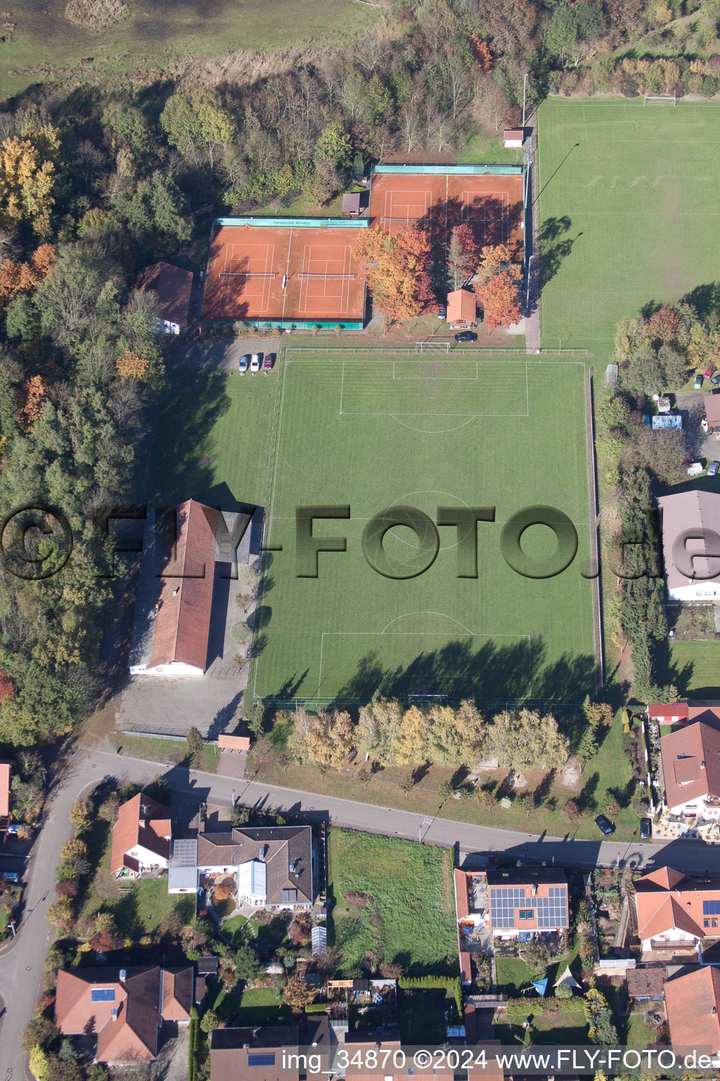 Vue aérienne de Terrains de sport à Winden dans le département Rhénanie-Palatinat, Allemagne