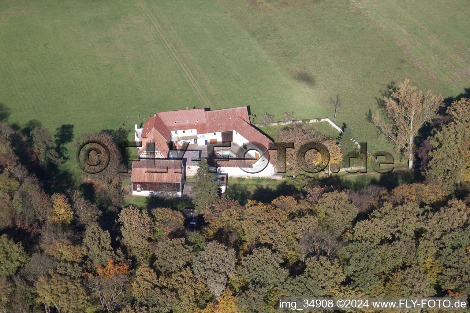 Vue aérienne de Herrenmühle à Erlenbach bei Kandel dans le département Rhénanie-Palatinat, Allemagne