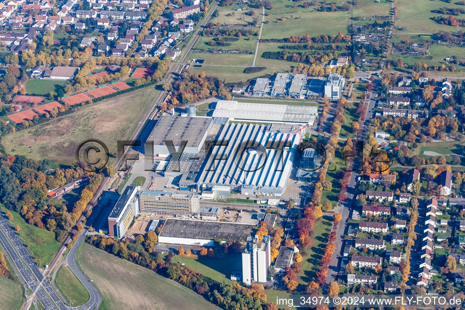 Vue aérienne de Sites de production du fabricant de produits chimiques et cosmétiques L'OREAL Production Deutschland GmbH & Co. KG à le quartier Nordweststadt in Karlsruhe dans le département Bade-Wurtemberg, Allemagne