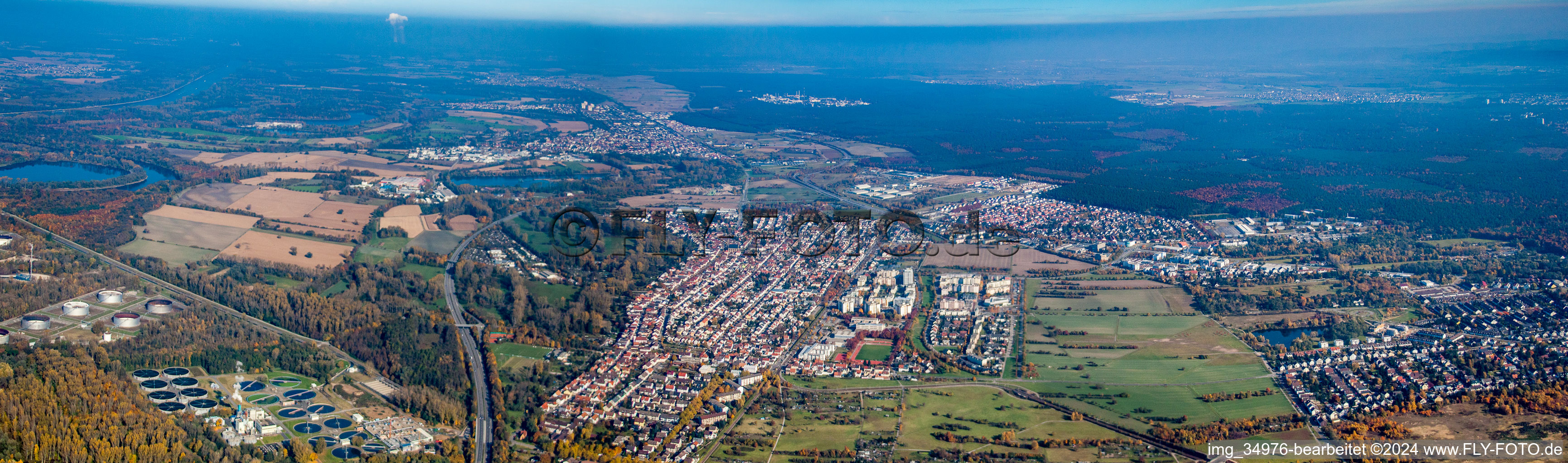 Vue aérienne de Vue panoramique en perspective des rues et des maisons des quartiers résidentiels à le quartier Neureut in Karlsruhe dans le département Bade-Wurtemberg, Allemagne