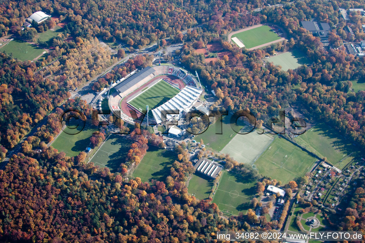 Vue aérienne de Stade de football Wildpark du club KSC à le quartier Innenstadt-Ost in Karlsruhe dans le département Bade-Wurtemberg, Allemagne