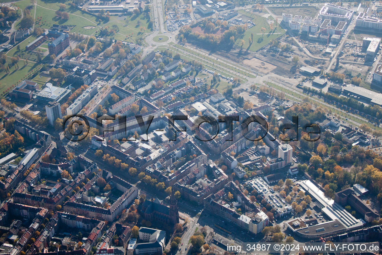 Vue aérienne de Ludig-Erhard-Allee à le quartier Südstadt in Karlsruhe dans le département Bade-Wurtemberg, Allemagne