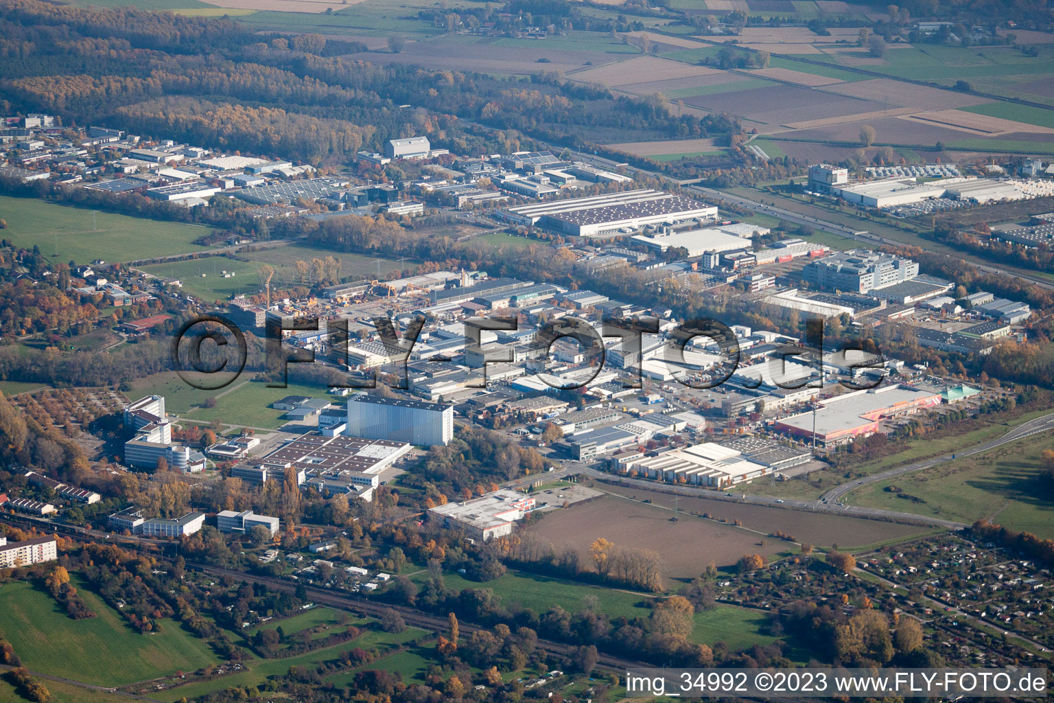 Vue aérienne de Zone industrielle Hagsfeld à le quartier Hagsfeld in Karlsruhe dans le département Bade-Wurtemberg, Allemagne