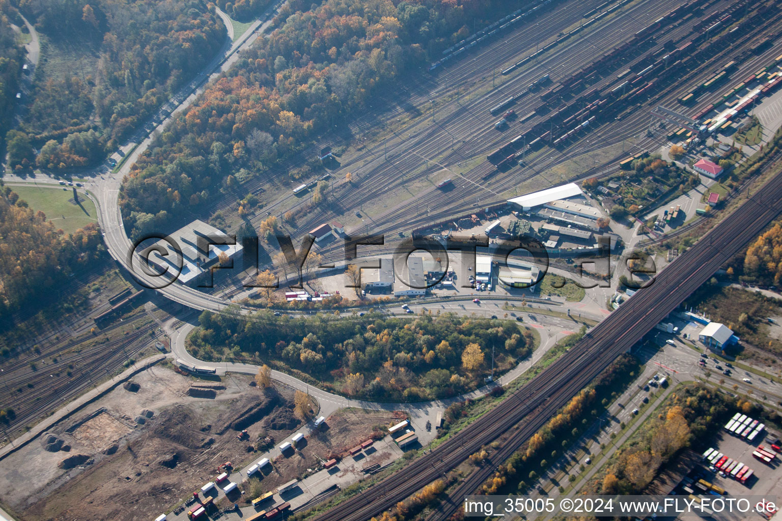 Vue aérienne de Pont Wohlfahrtsweier à le quartier Oststadt in Karlsruhe dans le département Bade-Wurtemberg, Allemagne