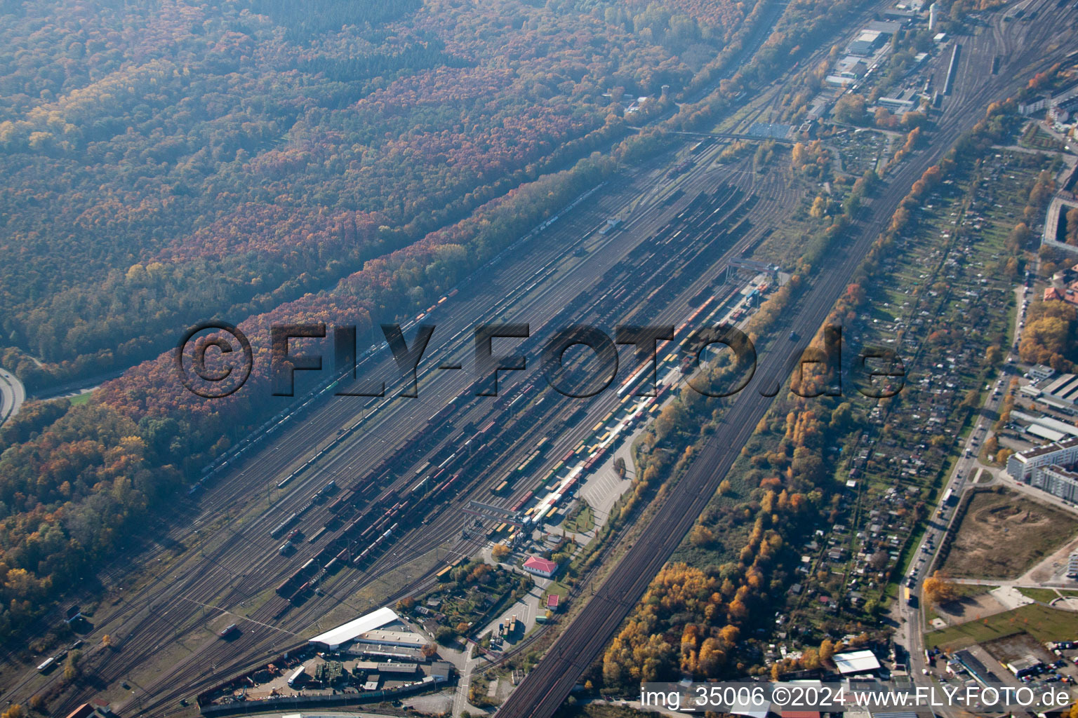 Vue aérienne de Gare de fret à le quartier Südstadt in Karlsruhe dans le département Bade-Wurtemberg, Allemagne