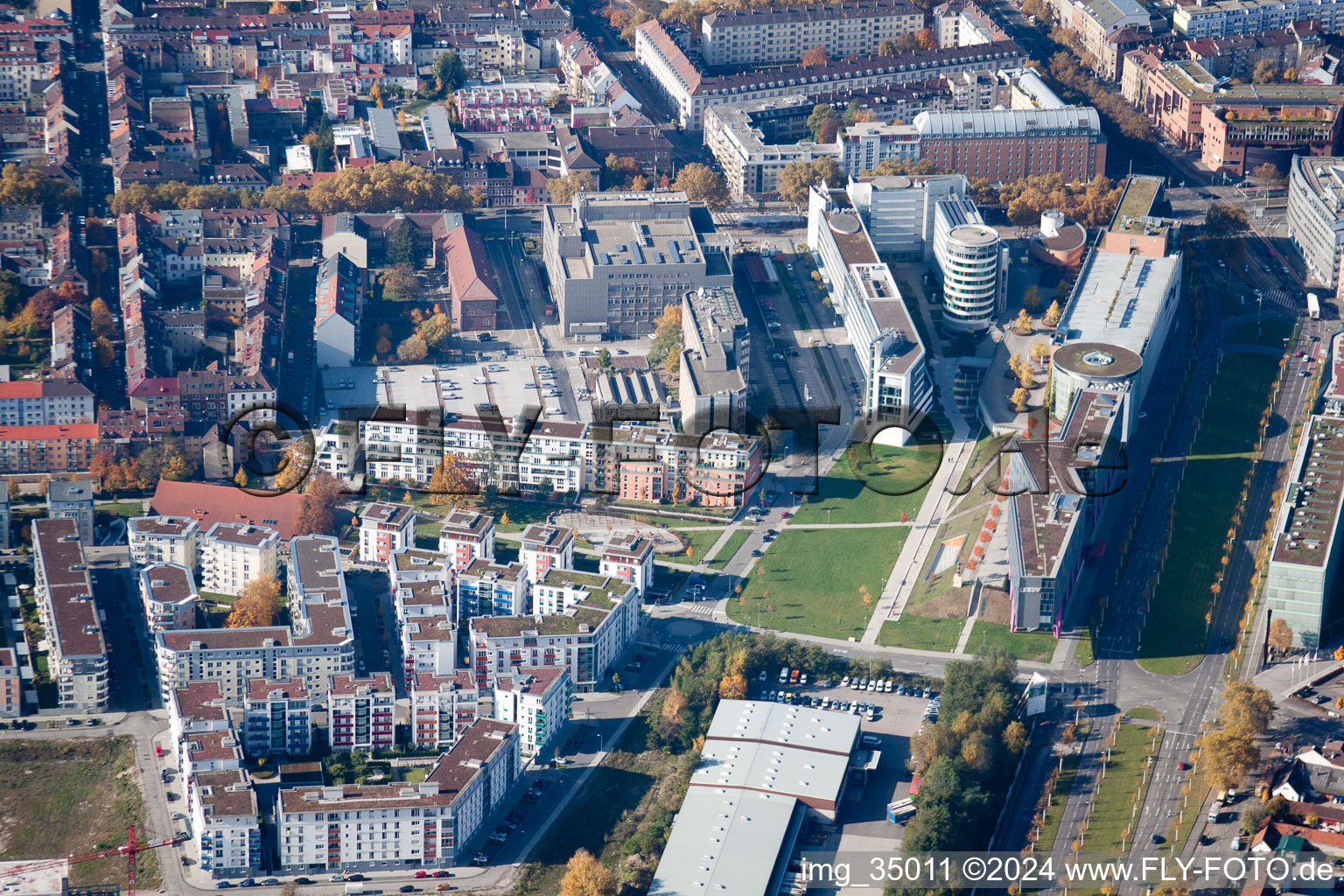 Vue d'oiseau de Kriegsstrasse Est à le quartier Südstadt in Karlsruhe dans le département Bade-Wurtemberg, Allemagne