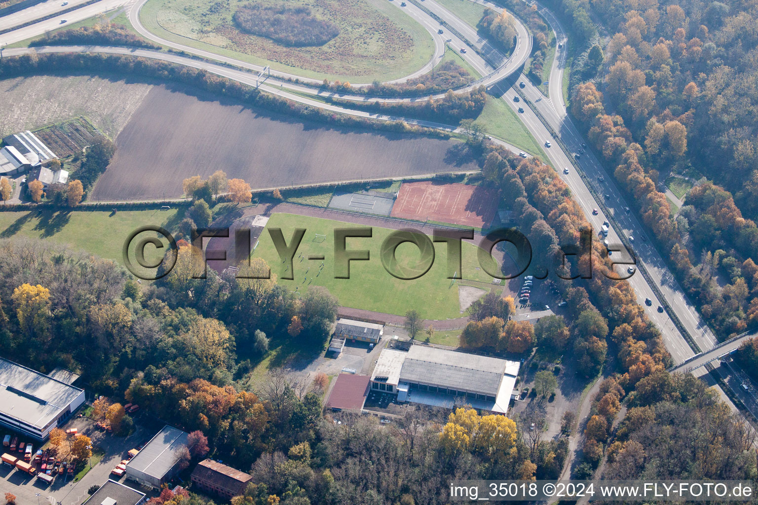 Vue aérienne de Edgar-Heller-Straße, club sportif de la police Karlsruhe eV à le quartier Durlach in Karlsruhe dans le département Bade-Wurtemberg, Allemagne