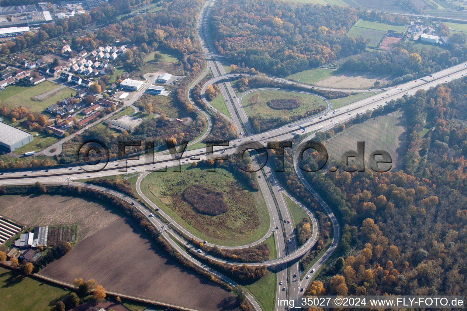 Vue aérienne de A5 sortie Mitte à le quartier Durlach in Karlsruhe dans le département Bade-Wurtemberg, Allemagne