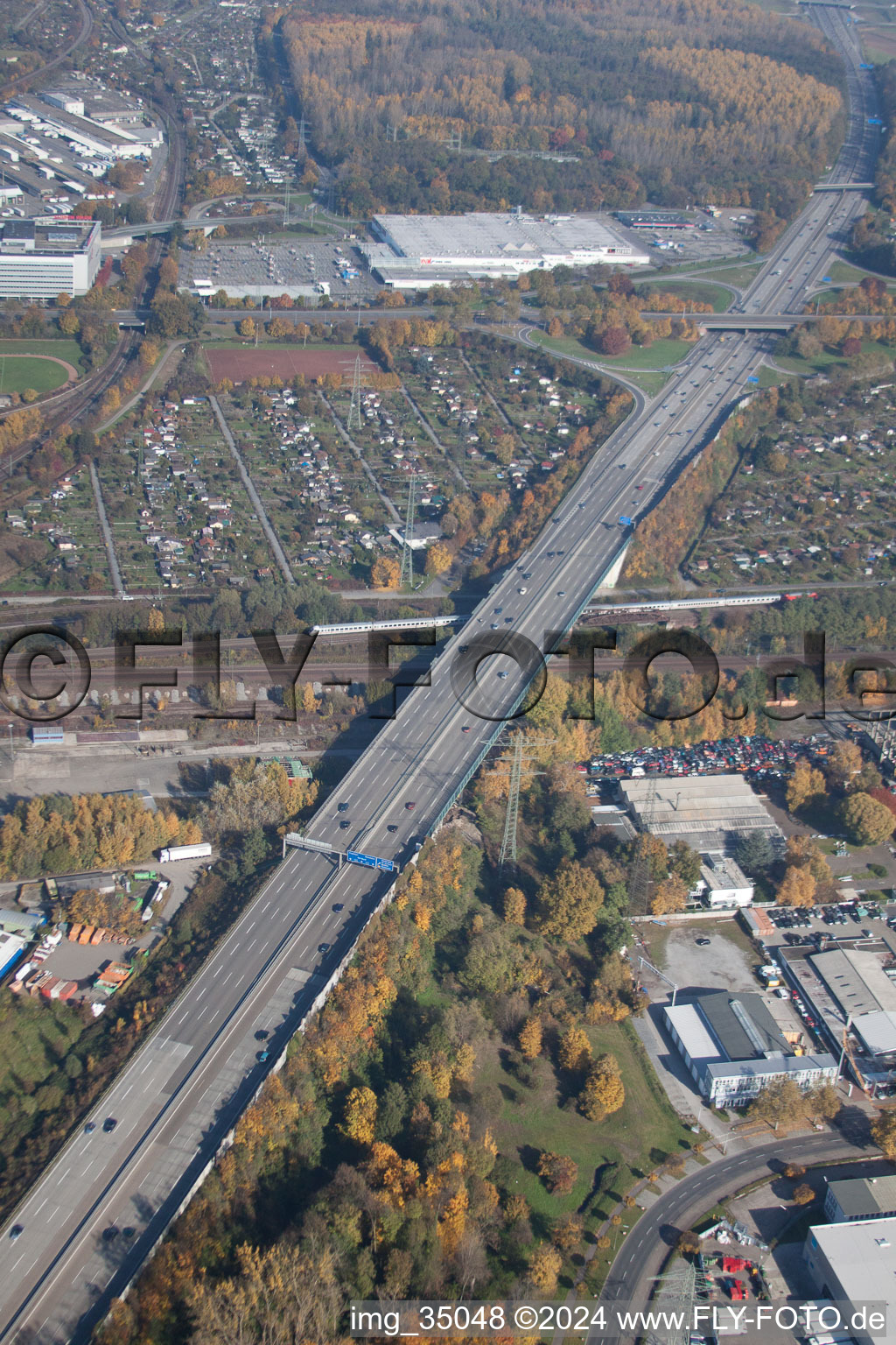 Vue aérienne de A5 près d'Aue à le quartier Durlach in Karlsruhe dans le département Bade-Wurtemberg, Allemagne