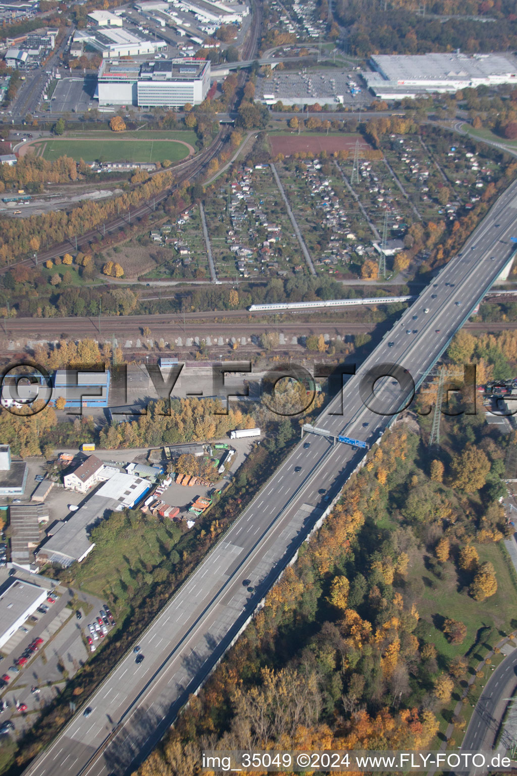 Vue aérienne de A5 près d'Aue à le quartier Durlach in Karlsruhe dans le département Bade-Wurtemberg, Allemagne