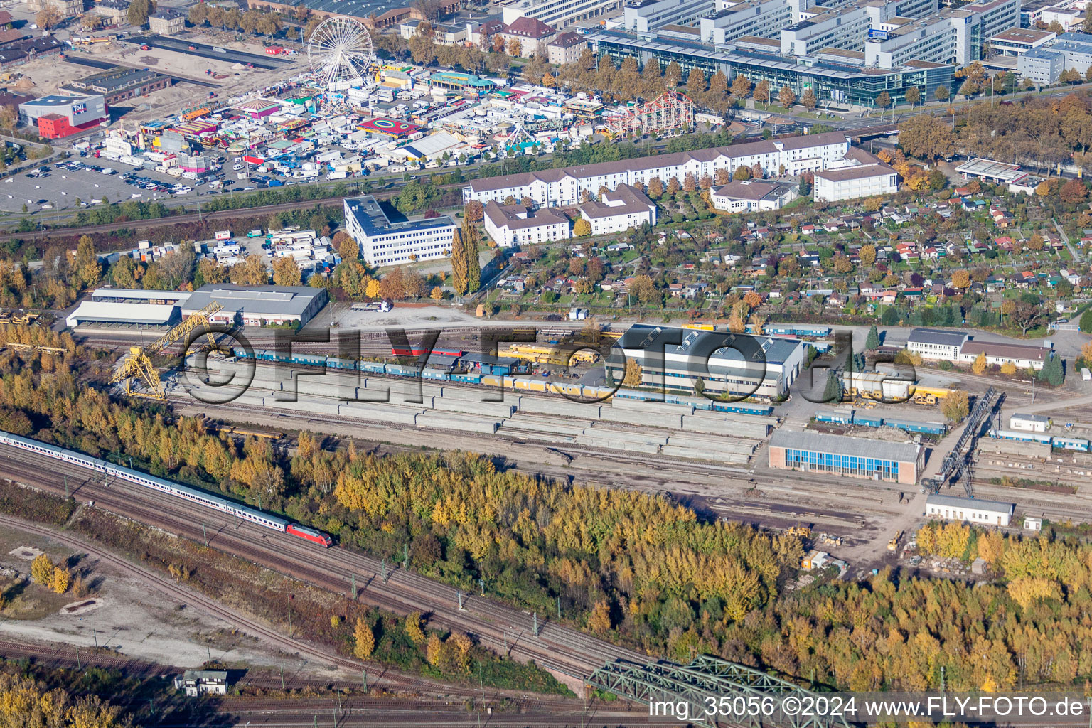 Vue aérienne de Dépôt ferroviaire et atelier de réparation, entretien et réparation des trains de transport de voyageurs de DB Netz AG à le quartier Oststadt in Karlsruhe dans le département Bade-Wurtemberg, Allemagne