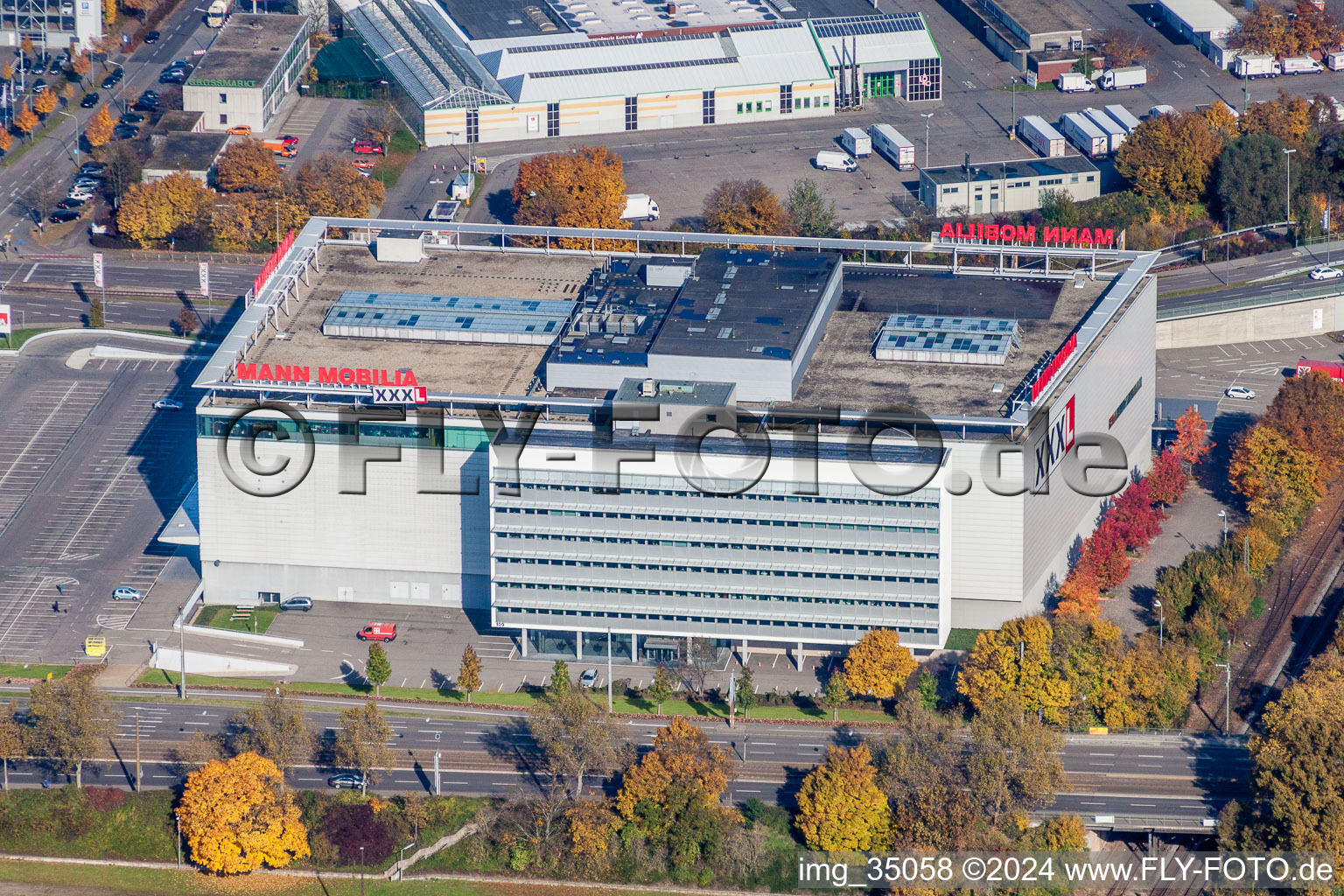 Vue oblique de Magasin de meubles - magasin de meubles de XXL Lutz, MANN Management GmbH à le quartier Rintheim in Karlsruhe dans le département Bade-Wurtemberg, Allemagne