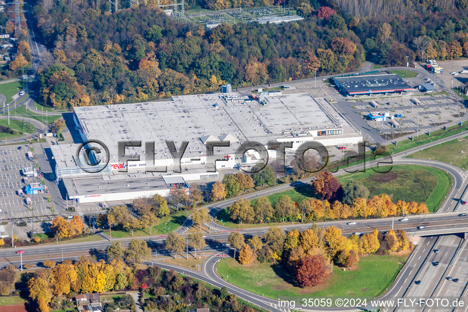 Vue aérienne de Véritable centre commercial, SB-Warenhaus GmbH et Saturn à le quartier Rintheim in Karlsruhe dans le département Bade-Wurtemberg, Allemagne