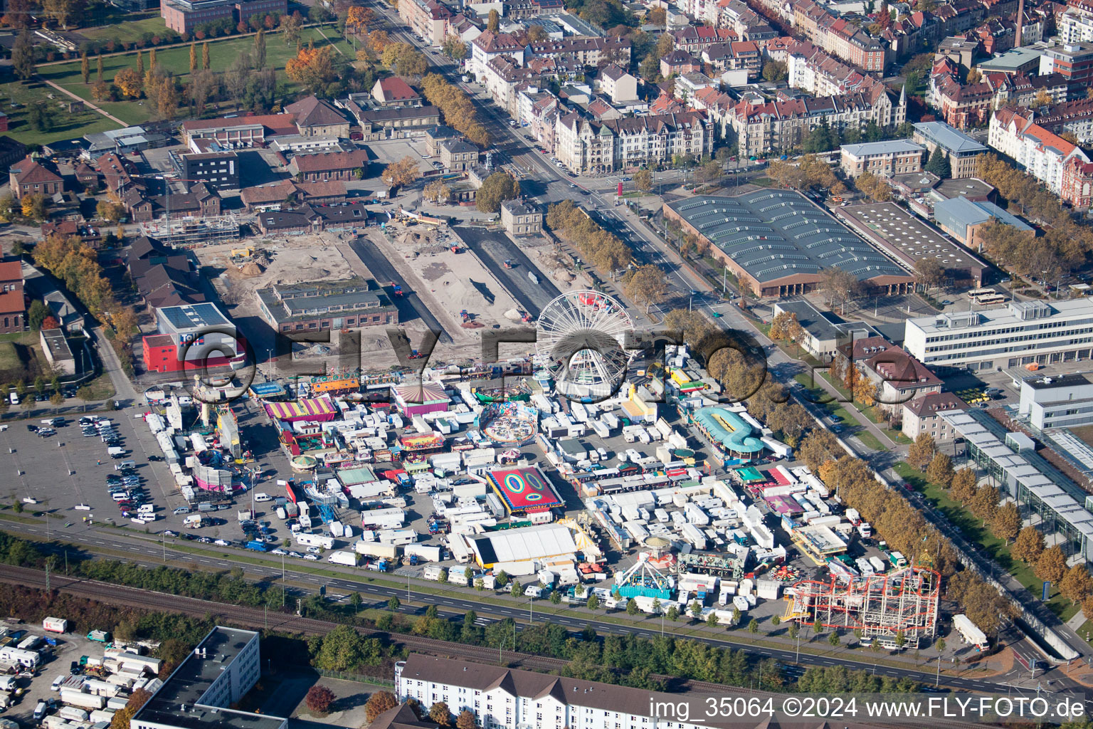 Vue aérienne de Mann Mobilia sur Durlacher Allee à le quartier Oststadt in Karlsruhe dans le département Bade-Wurtemberg, Allemagne