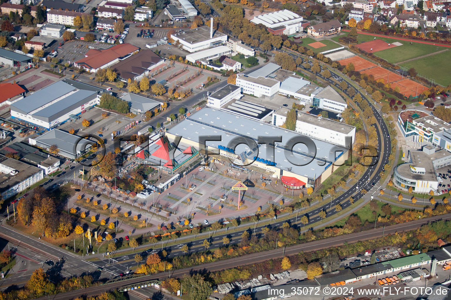 Vue aérienne de Anciennement Max Bahr maintenant Bauhaus à le quartier Oststadt in Karlsruhe dans le département Bade-Wurtemberg, Allemagne