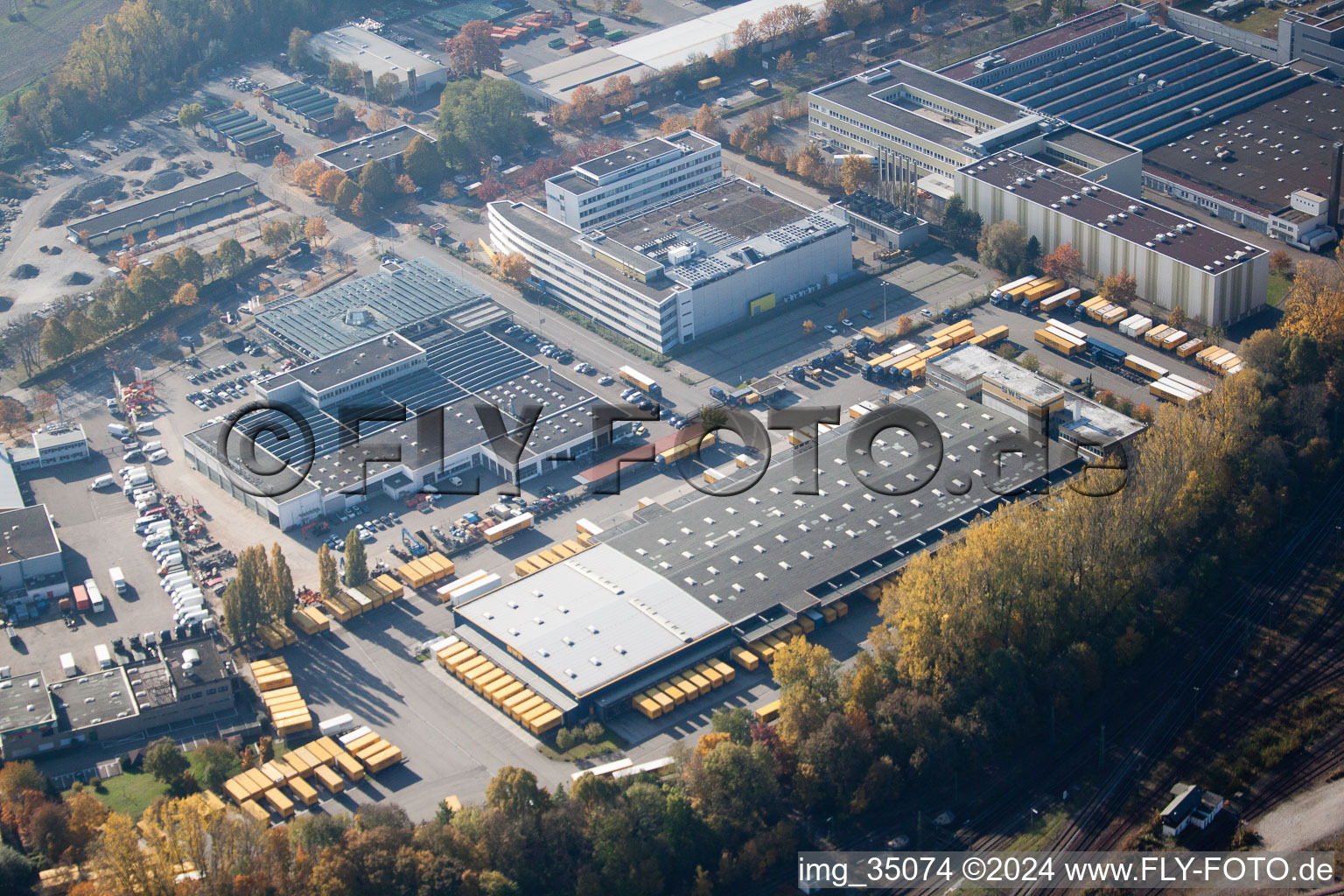 Entrepôts et bâtiment d'expédition SWS-Speditions-GmbH, Ottostrasse à le quartier Durlach in Karlsruhe dans le département Bade-Wurtemberg, Allemagne du point de vue du drone