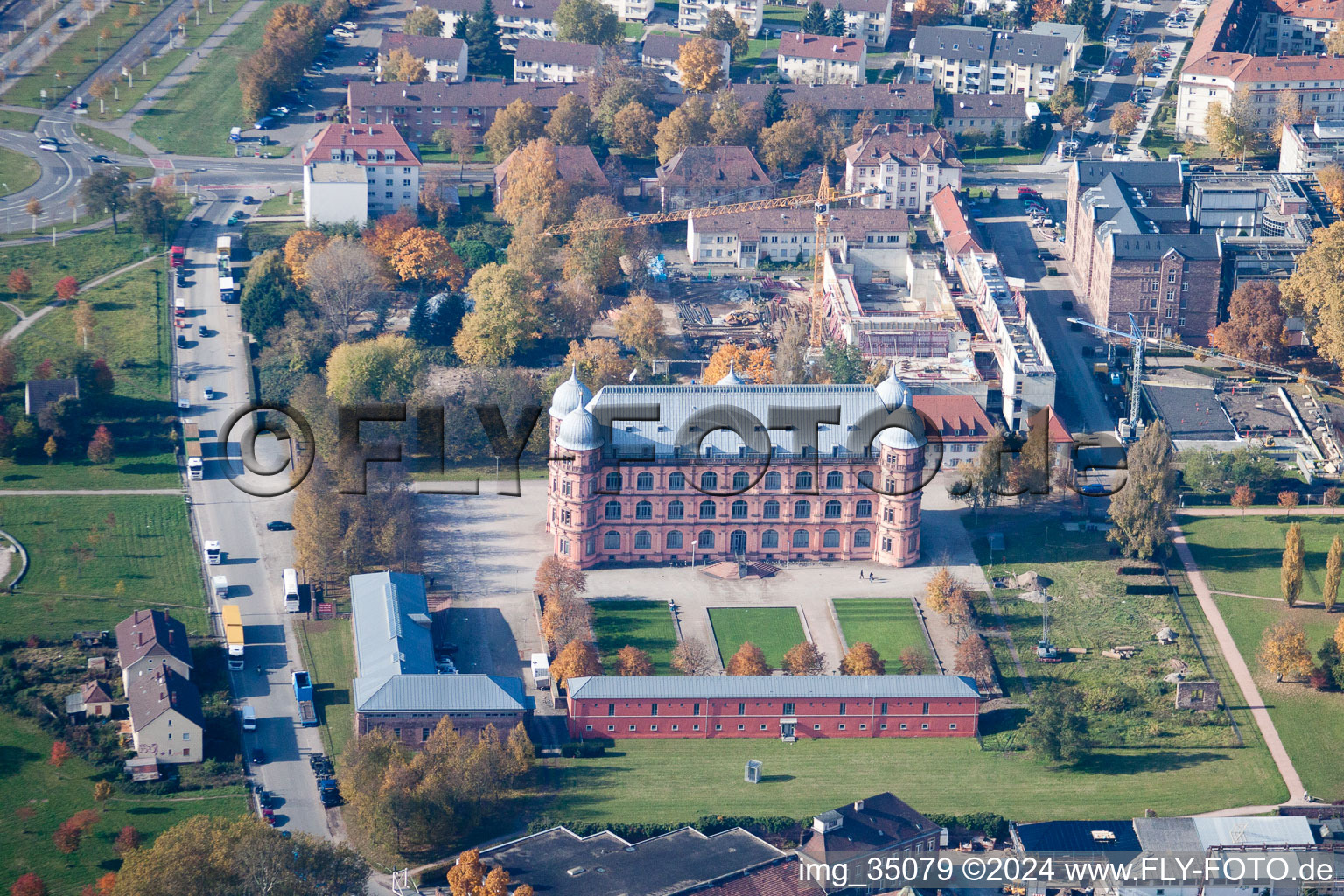 Vue aérienne de Université de musique du château de Gottesaue à le quartier Oststadt in Karlsruhe dans le département Bade-Wurtemberg, Allemagne