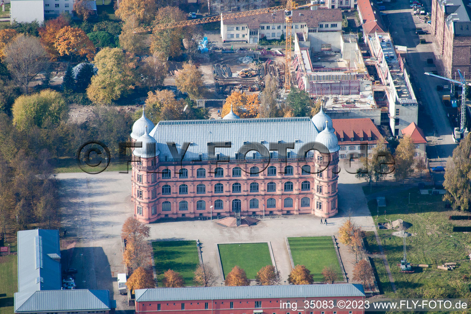 Vue aérienne de Château de Gottesaue (Université de musique) à le quartier Oststadt in Karlsruhe dans le département Bade-Wurtemberg, Allemagne