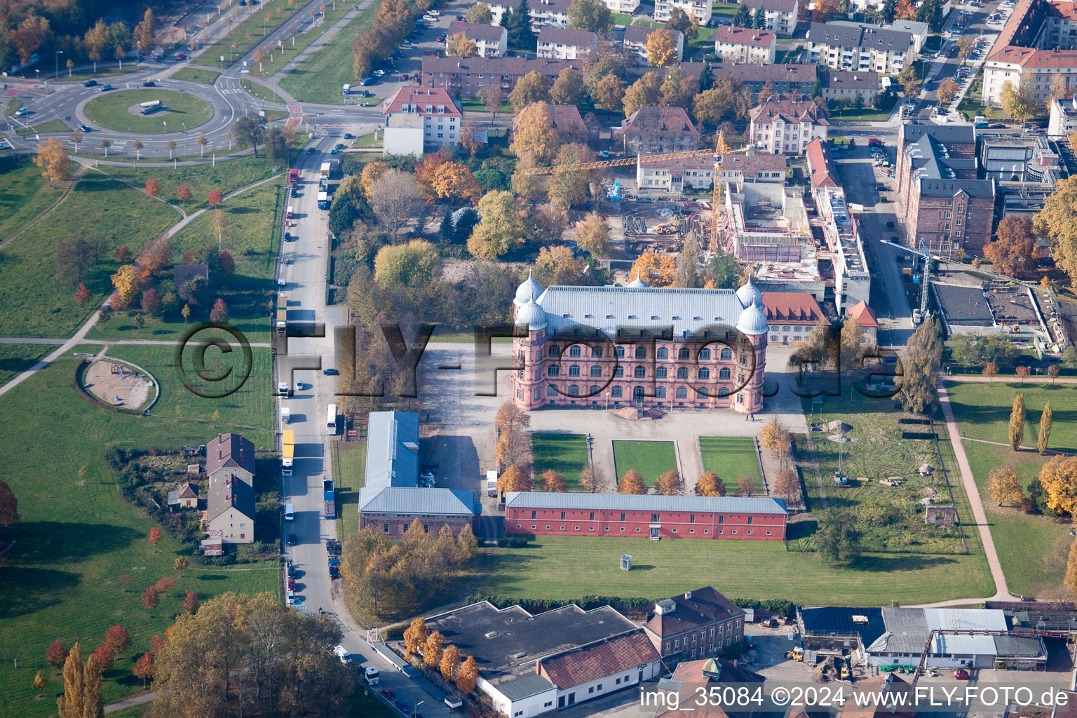 Vue aérienne de Château de Gottesaue (Université de musique) à le quartier Oststadt in Karlsruhe dans le département Bade-Wurtemberg, Allemagne