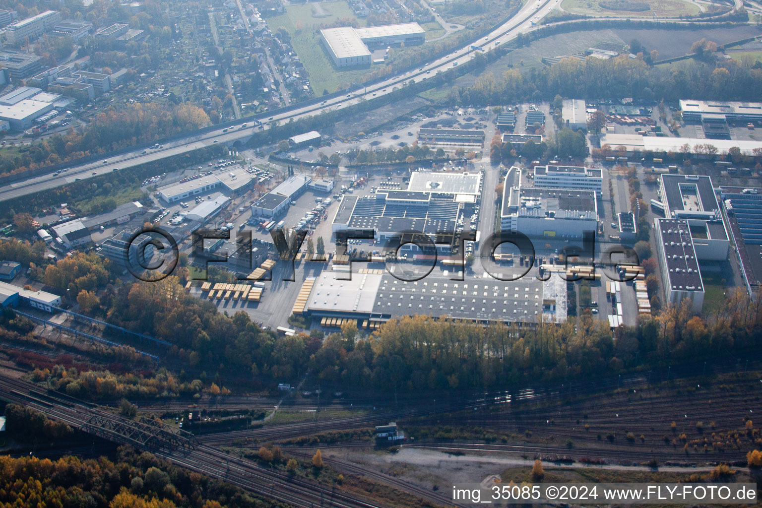 Entrepôts et bâtiment d'expédition SWS-Speditions-GmbH, Ottostrasse à le quartier Durlach in Karlsruhe dans le département Bade-Wurtemberg, Allemagne d'un drone