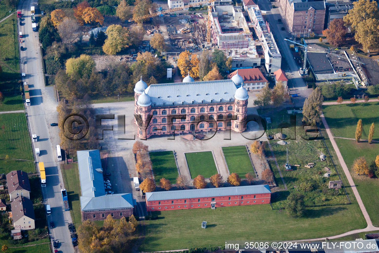 Photographie aérienne de Université Schloss Gottesaue - Haute école de musique à le quartier Oststadt in Karlsruhe dans le département Bade-Wurtemberg, Allemagne