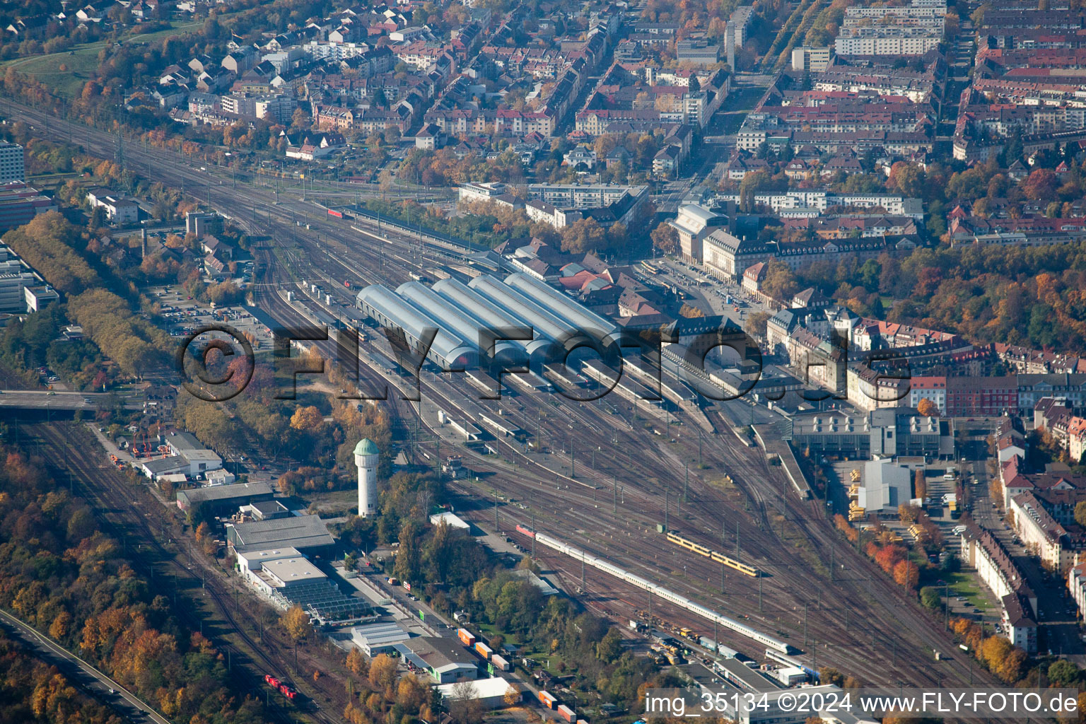 Vue aérienne de Gare centrale à le quartier Südweststadt in Karlsruhe dans le département Bade-Wurtemberg, Allemagne