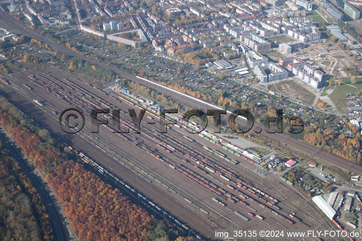 Vue oblique de Gare de fret à le quartier Südstadt in Karlsruhe dans le département Bade-Wurtemberg, Allemagne